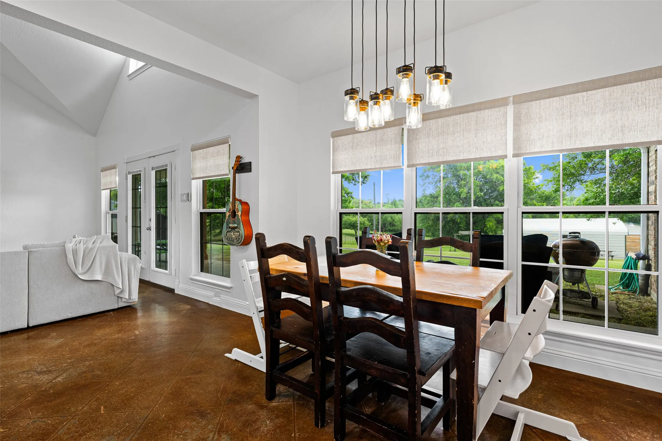 Single Family Residence For Sale in Upshur County , 152 Black Hawk Lane, Gilmer, Texas 75645, 3 Bedroom, 3 Bathroom, Garage spaces, 2,444 Sqft, built in 2001, mls#21283387, Real Estate Agent in Gilmer, Homes For Sale in Upshur county, Homes For Sale in Gilmer, Realtor in Gilmer Texas, Real Estate Brokerage Independent Realty Texas, Luminita Cordes Realtor