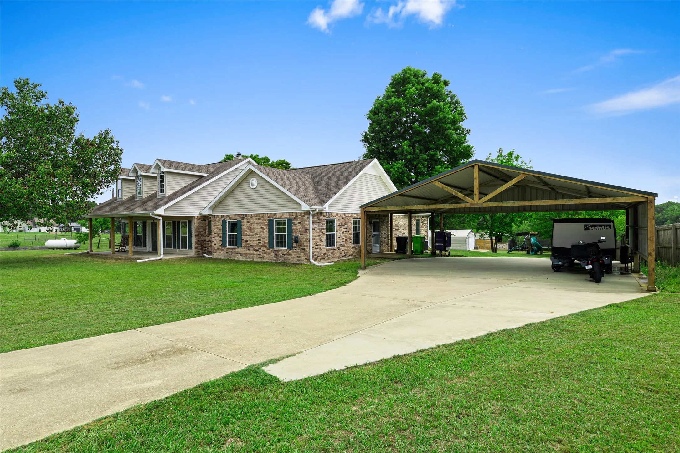 Single Family Residence For Sale in Upshur County , 152 Black Hawk Lane, Gilmer, Texas 75645, 3 Bedroom, 3 Bathroom, Garage spaces, 2,444 Sqft, built in 2001, mls#21283387, Real Estate Agent in Gilmer, Homes For Sale in Upshur county, Homes For Sale in Gilmer, Realtor in Gilmer Texas, Real Estate Brokerage Independent Realty Texas, Luminita Cordes Realtor