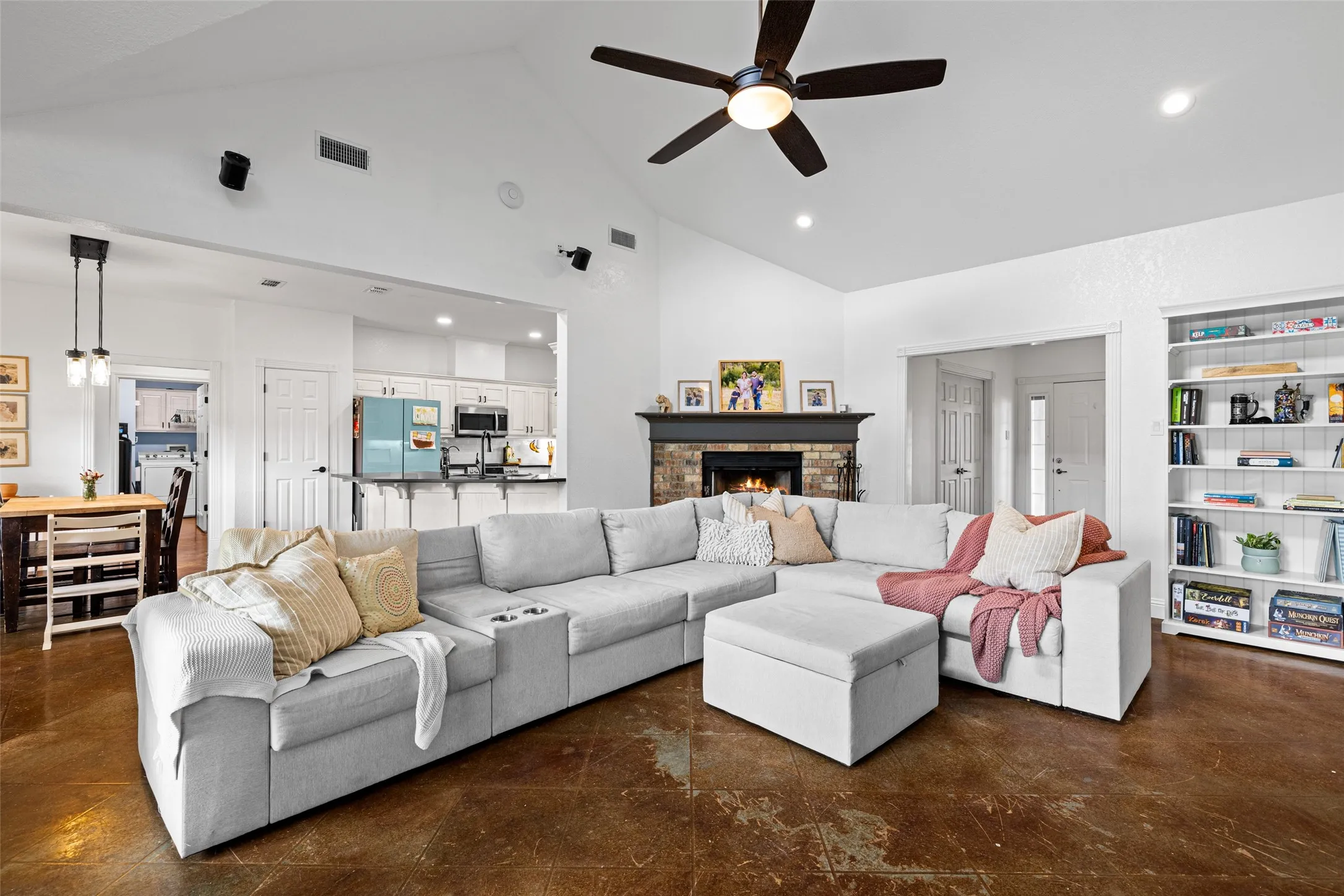 Single Family Residence For Sale in Upshur County , 152 Black Hawk Lane, Gilmer, Texas 75645, 3 Bedroom, 3 Bathroom, Garage spaces, 2,444 Sqft, built in 2001, mls#21283387, Real Estate Agent in Gilmer, Homes For Sale in Upshur county, Homes For Sale in Gilmer, Realtor in Gilmer Texas, Real Estate Brokerage Independent Realty Texas, Luminita Cordes Realtor
