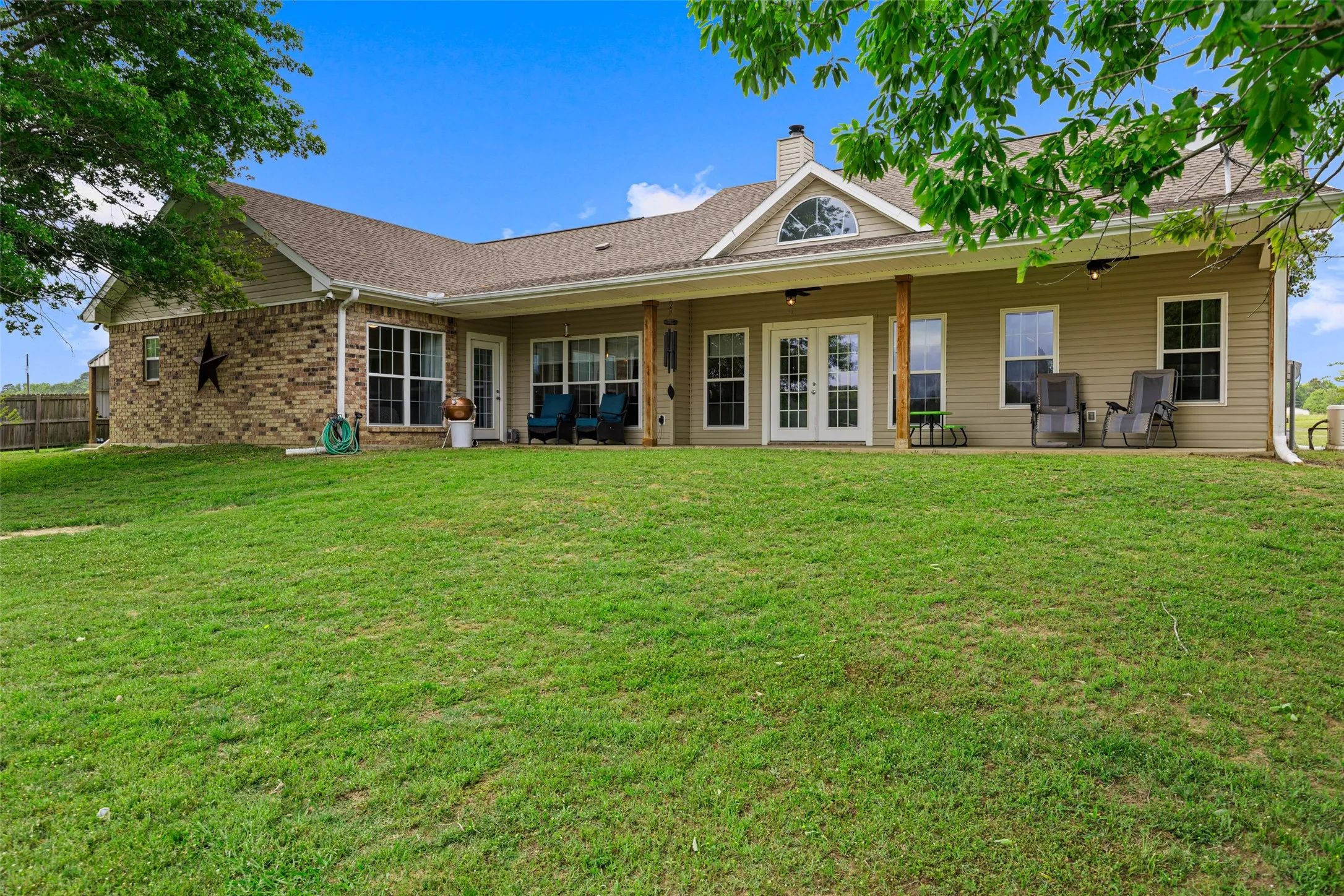 Single Family Residence For Sale in Upshur County , 152 Black Hawk Lane, Gilmer, Texas 75645, 3 Bedroom, 3 Bathroom, Garage spaces, 2,444 Sqft, built in 2001, mls#21283387, Real Estate Agent in Gilmer, Homes For Sale in Upshur county, Homes For Sale in Gilmer, Realtor in Gilmer Texas, Real Estate Brokerage Independent Realty Texas, Luminita Cordes Realtor