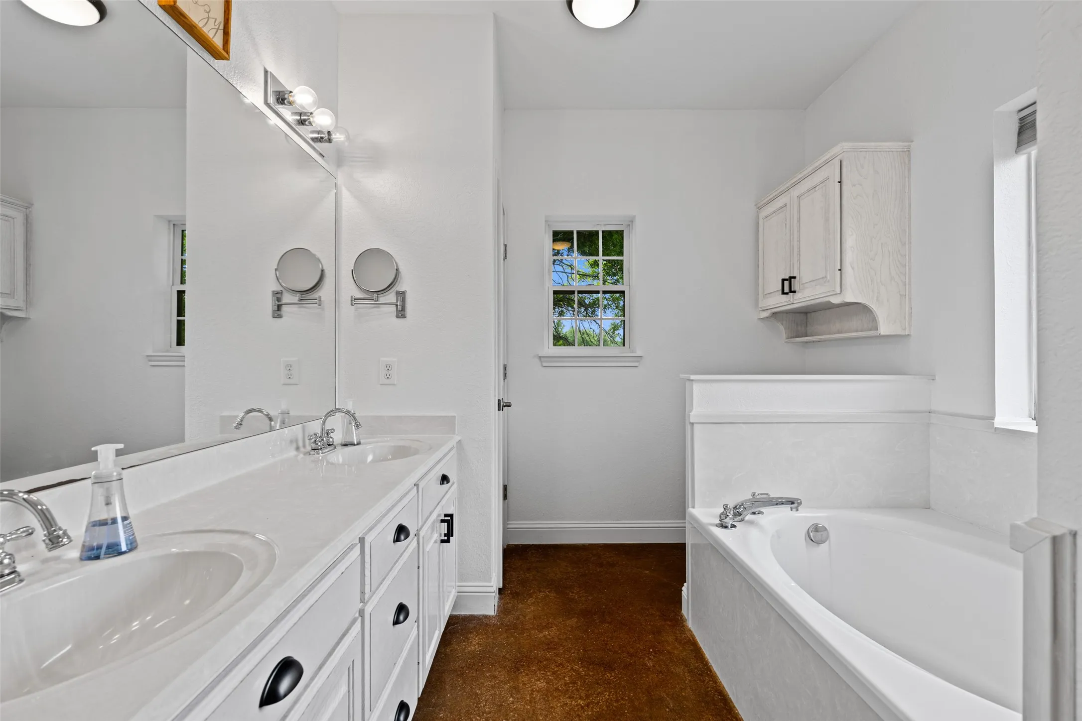 Single Family Residence For Sale in Upshur County , 152 Black Hawk Lane, Gilmer, Texas 75645, 3 Bedroom, 3 Bathroom, Garage spaces, 2,444 Sqft, built in 2001, mls#21283387, Real Estate Agent in Gilmer, Homes For Sale in Upshur county, Homes For Sale in Gilmer, Realtor in Gilmer Texas, Real Estate Brokerage Independent Realty Texas, Luminita Cordes Realtor
