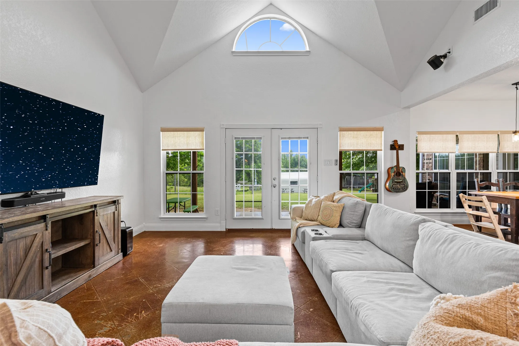 Single Family Residence For Sale in Upshur County , 152 Black Hawk Lane, Gilmer, Texas 75645, 3 Bedroom, 3 Bathroom, Garage spaces, 2,444 Sqft, built in 2001, mls#21283387, Real Estate Agent in Gilmer, Homes For Sale in Upshur county, Homes For Sale in Gilmer, Realtor in Gilmer Texas, Real Estate Brokerage Independent Realty Texas, Luminita Cordes Realtor