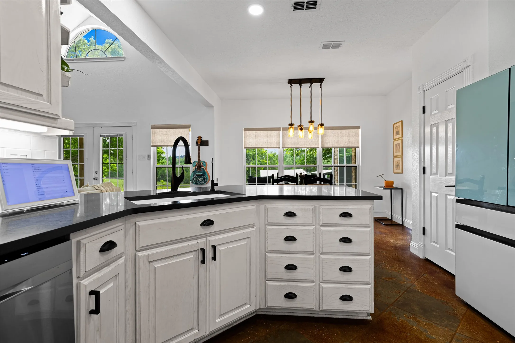 Single Family Residence For Sale in Upshur County , 152 Black Hawk Lane, Gilmer, Texas 75645, 3 Bedroom, 3 Bathroom, Garage spaces, 2,444 Sqft, built in 2001, mls#21283387, Real Estate Agent in Gilmer, Homes For Sale in Upshur county, Homes For Sale in Gilmer, Realtor in Gilmer Texas, Real Estate Brokerage Independent Realty Texas, Luminita Cordes Realtor