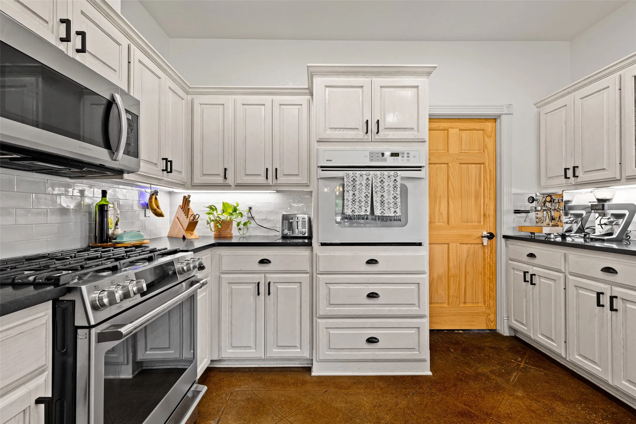Single Family Residence For Sale in Upshur County , 152 Black Hawk Lane, Gilmer, Texas 75645, 3 Bedroom, 3 Bathroom, Garage spaces, 2,444 Sqft, built in 2001, mls#21283387, Real Estate Agent in Gilmer, Homes For Sale in Upshur county, Homes For Sale in Gilmer, Realtor in Gilmer Texas, Real Estate Brokerage Independent Realty Texas, Luminita Cordes Realtor