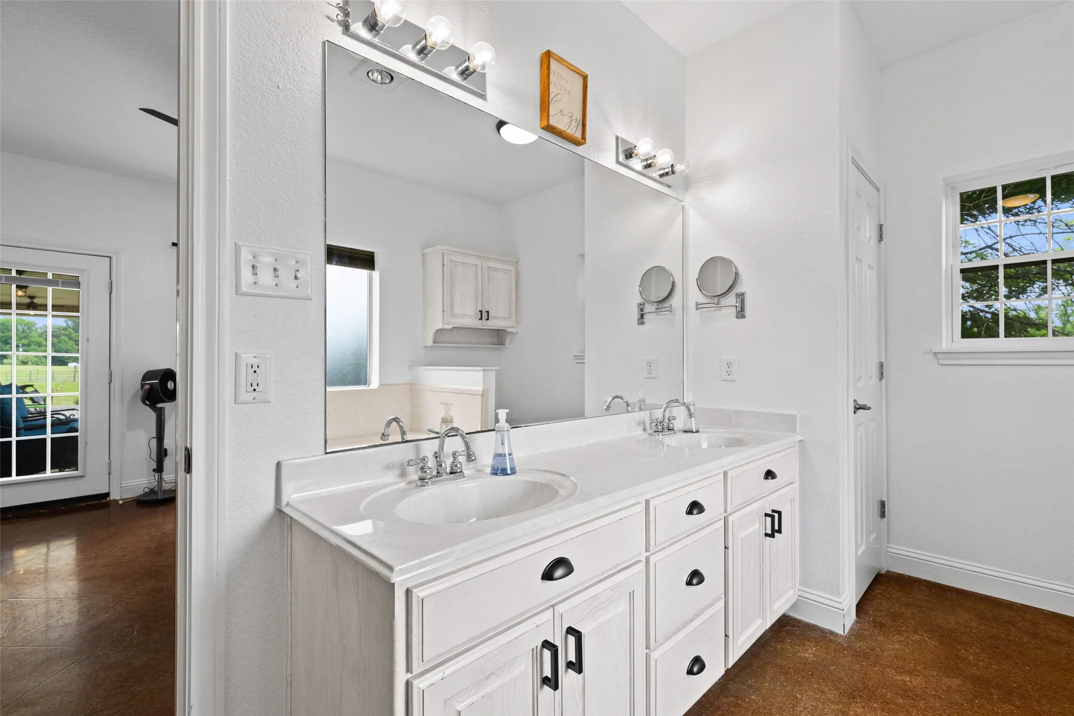 Single Family Residence For Sale in Upshur County , 152 Black Hawk Lane, Gilmer, Texas 75645, 3 Bedroom, 3 Bathroom, Garage spaces, 2,444 Sqft, built in 2001, mls#21283387, Real Estate Agent in Gilmer, Homes For Sale in Upshur county, Homes For Sale in Gilmer, Realtor in Gilmer Texas, Real Estate Brokerage Independent Realty Texas, Luminita Cordes Realtor