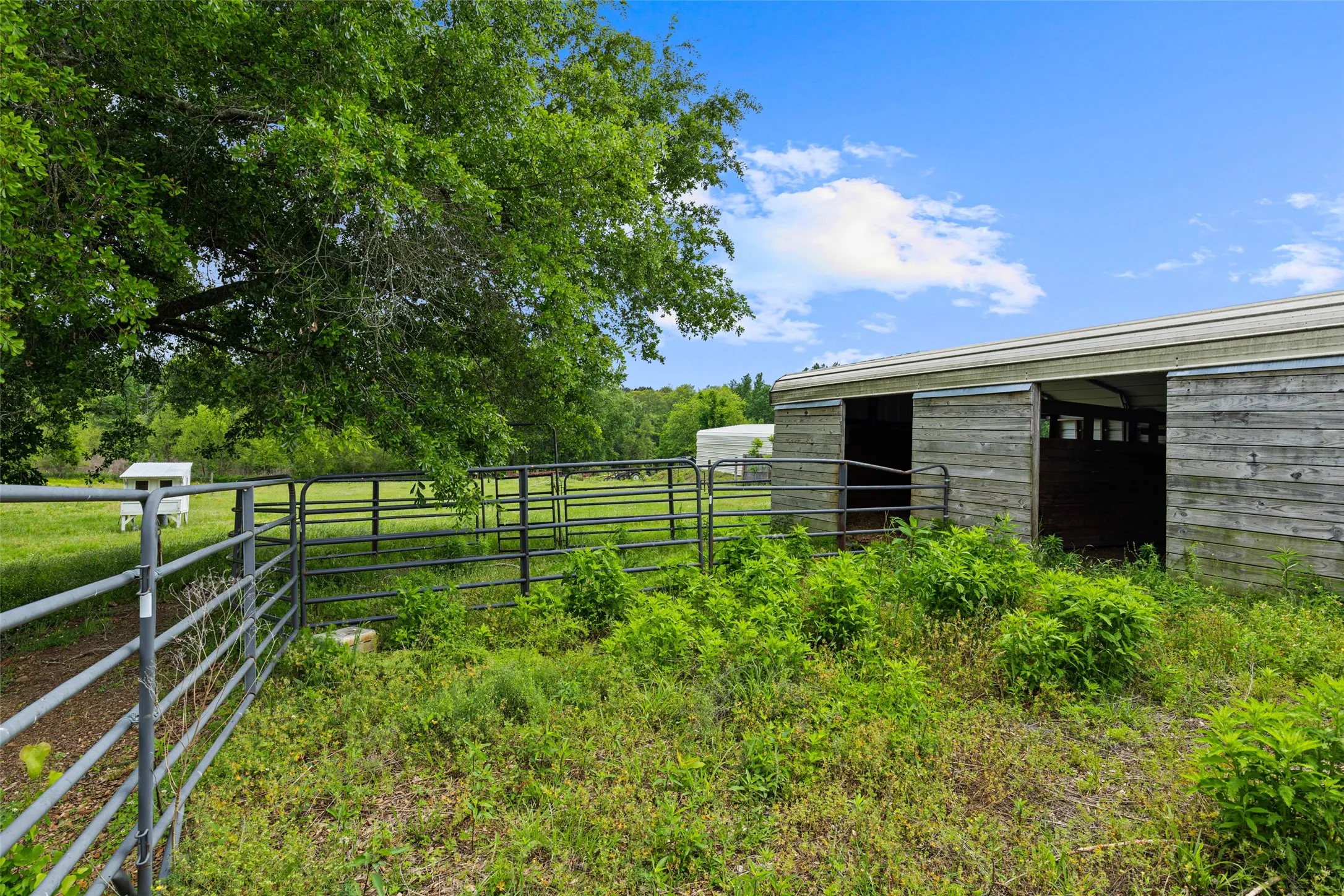 Single Family Residence For Sale in Upshur County , 152 Black Hawk Lane, Gilmer, Texas 75645, 3 Bedroom, 3 Bathroom, Garage spaces, 2,444 Sqft, built in 2001, mls#21283387, Real Estate Agent in Gilmer, Homes For Sale in Upshur county, Homes For Sale in Gilmer, Realtor in Gilmer Texas, Real Estate Brokerage Independent Realty Texas, Luminita Cordes Realtor