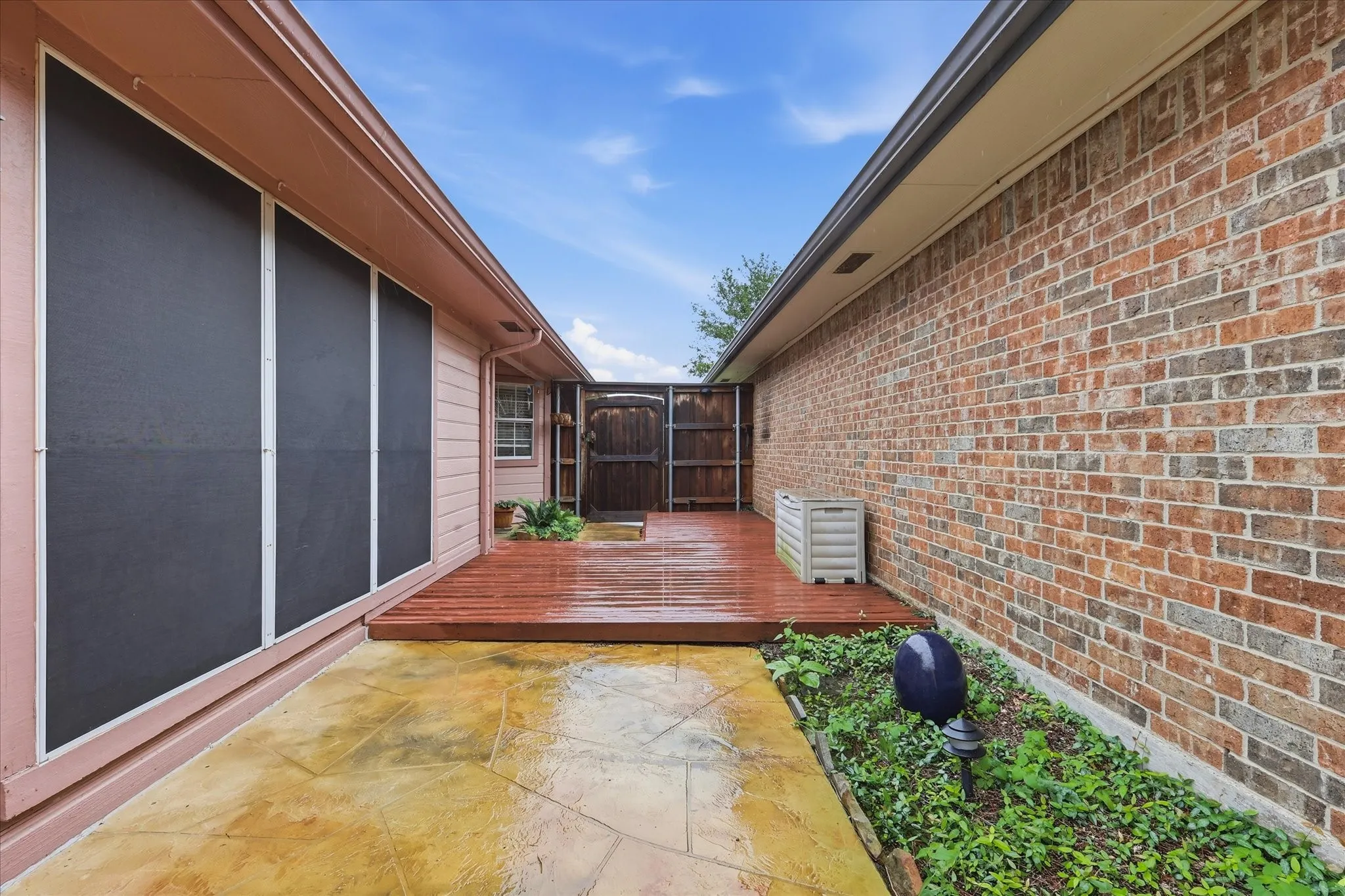Single Family Residence For Sale in Dallas County , 5101 Hearthcrest Drive, Garland, Texas 75044, 3 Bedroom, 3 Bathroom, 2 Garage spaces, 1,573 Sqft, built in 1987, mls#21276435, Real Estate Agent in Garland, Homes For Sale in Dallas county, Homes For Sale in Garland, Realtor in Garland Texas, Real Estate Brokerage Independent Realty Texas, Luminita Cordes Realtor