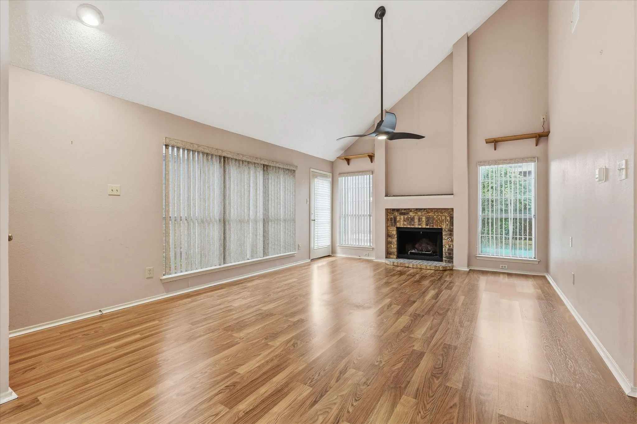 Single Family Residence For Sale in Dallas County , 5101 Hearthcrest Drive, Garland, Texas 75044, 3 Bedroom, 3 Bathroom, 2 Garage spaces, 1,573 Sqft, built in 1987, mls#21276435, Real Estate Agent in Garland, Homes For Sale in Dallas county, Homes For Sale in Garland, Realtor in Garland Texas, Real Estate Brokerage Independent Realty Texas, Luminita Cordes Realtor