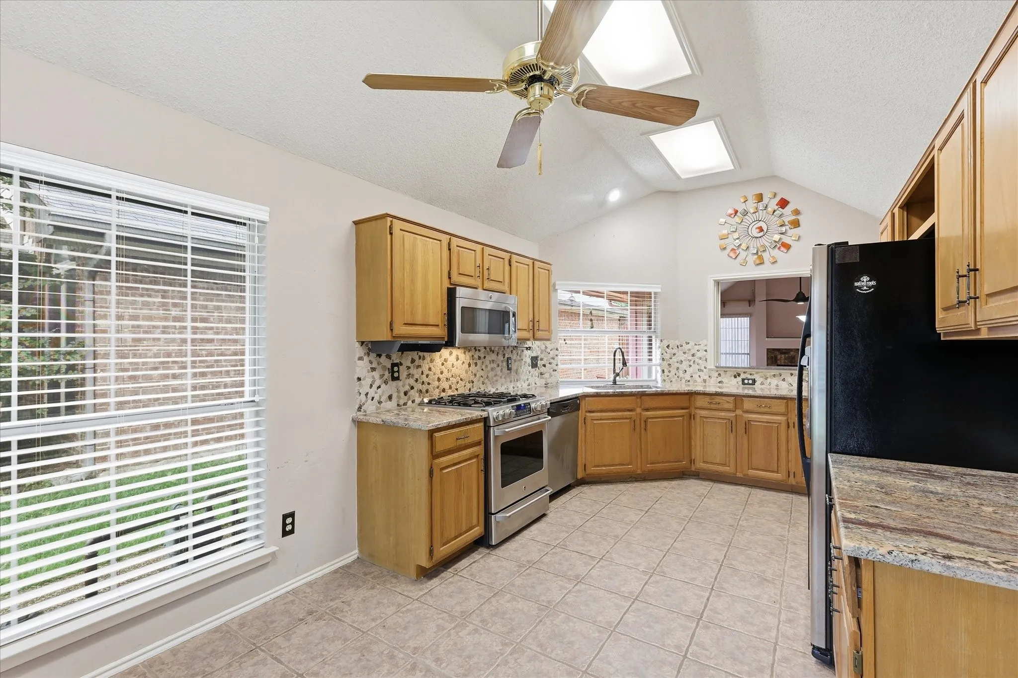 Single Family Residence For Sale in Dallas County , 5101 Hearthcrest Drive, Garland, Texas 75044, 3 Bedroom, 3 Bathroom, 2 Garage spaces, 1,573 Sqft, built in 1987, mls#21276435, Real Estate Agent in Garland, Homes For Sale in Dallas county, Homes For Sale in Garland, Realtor in Garland Texas, Real Estate Brokerage Independent Realty Texas, Luminita Cordes Realtor