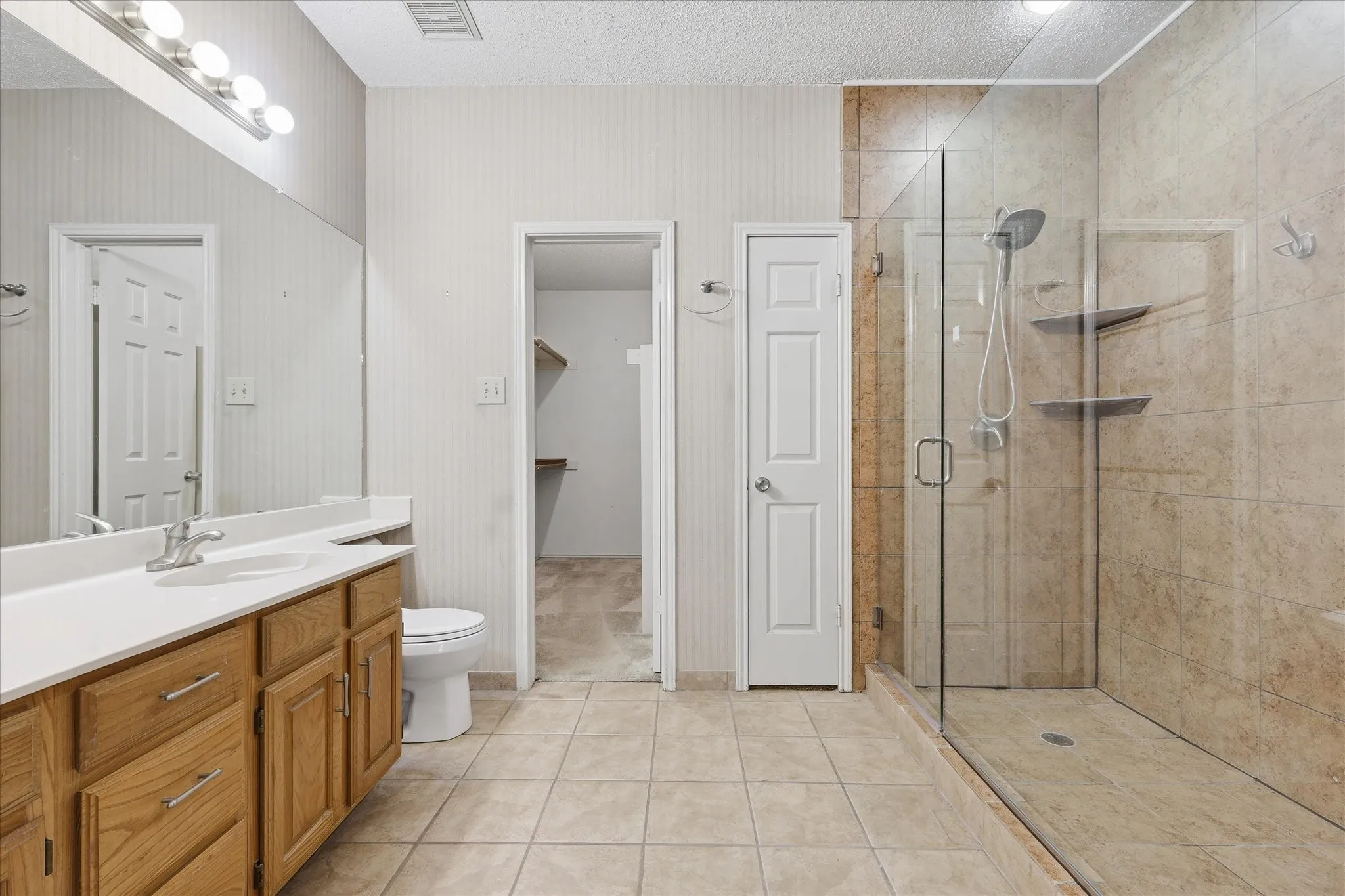 Single Family Residence For Sale in Dallas County , 5101 Hearthcrest Drive, Garland, Texas 75044, 3 Bedroom, 3 Bathroom, 2 Garage spaces, 1,573 Sqft, built in 1987, mls#21276435, Real Estate Agent in Garland, Homes For Sale in Dallas county, Homes For Sale in Garland, Realtor in Garland Texas, Real Estate Brokerage Independent Realty Texas, Luminita Cordes Realtor