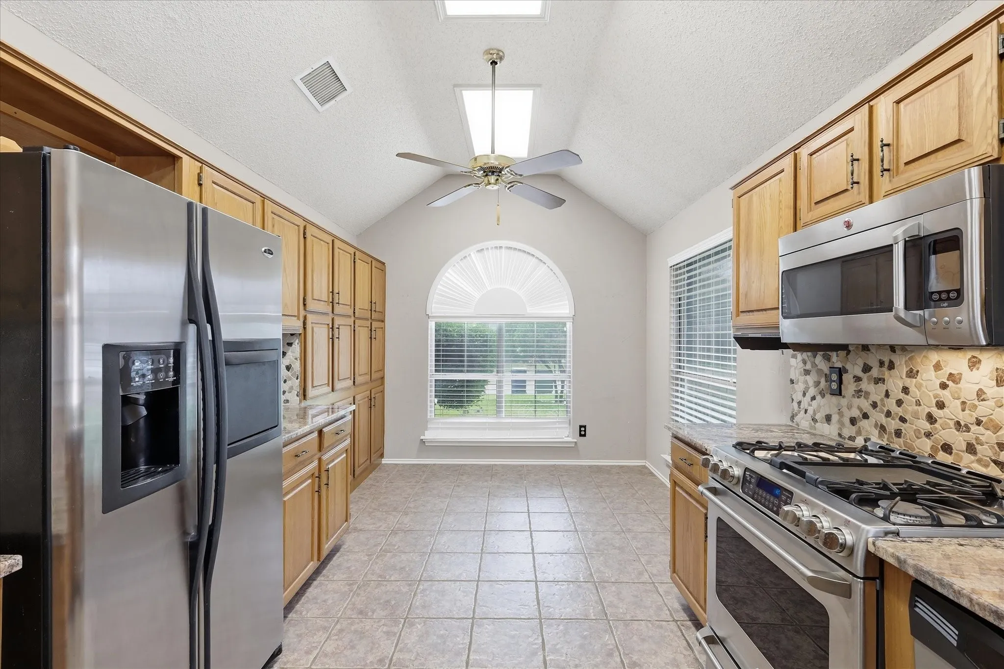 Single Family Residence For Sale in Dallas County , 5101 Hearthcrest Drive, Garland, Texas 75044, 3 Bedroom, 3 Bathroom, 2 Garage spaces, 1,573 Sqft, built in 1987, mls#21276435, Real Estate Agent in Garland, Homes For Sale in Dallas county, Homes For Sale in Garland, Realtor in Garland Texas, Real Estate Brokerage Independent Realty Texas, Luminita Cordes Realtor