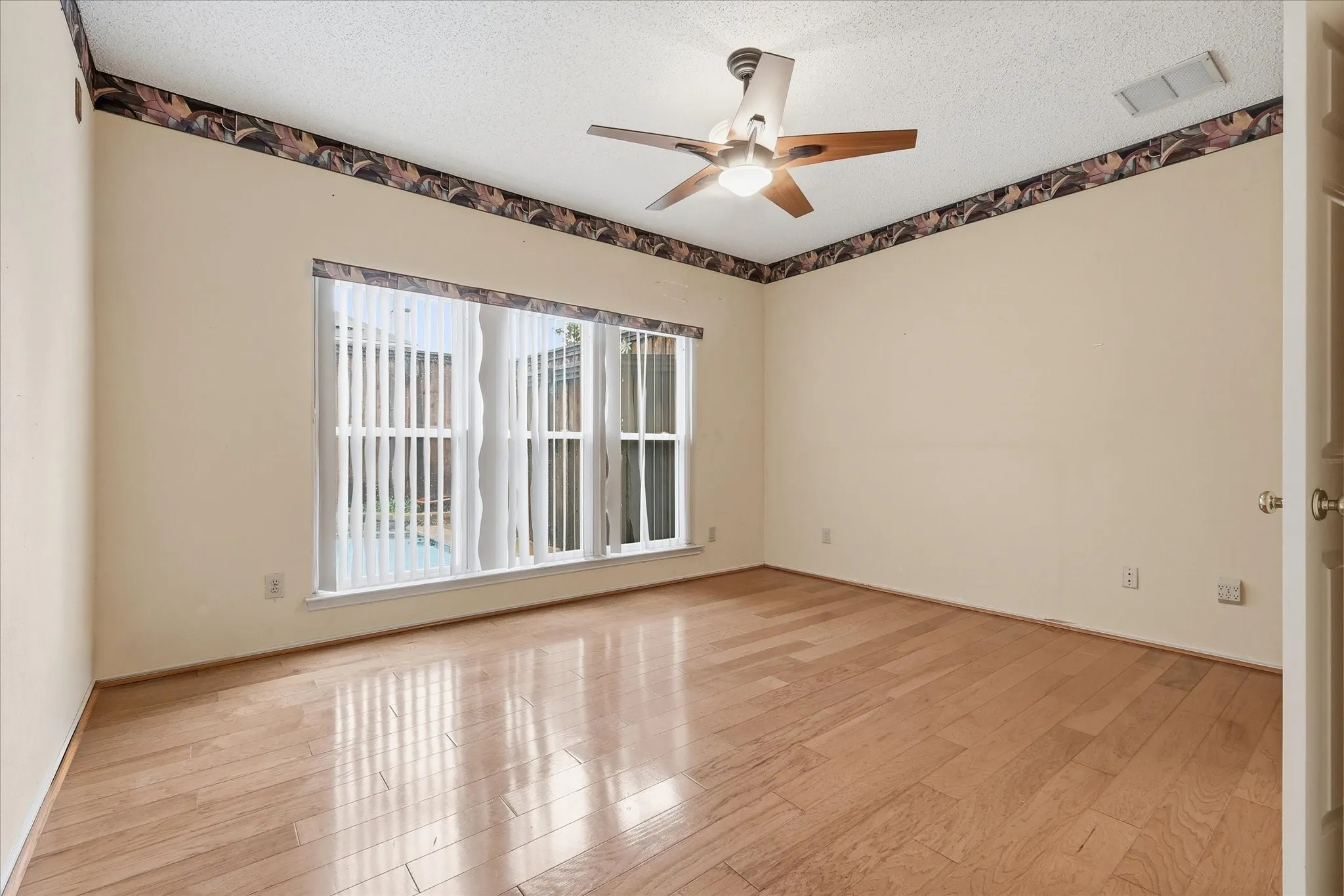 Single Family Residence For Sale in Dallas County , 5101 Hearthcrest Drive, Garland, Texas 75044, 3 Bedroom, 3 Bathroom, 2 Garage spaces, 1,573 Sqft, built in 1987, mls#21276435, Real Estate Agent in Garland, Homes For Sale in Dallas county, Homes For Sale in Garland, Realtor in Garland Texas, Real Estate Brokerage Independent Realty Texas, Luminita Cordes Realtor