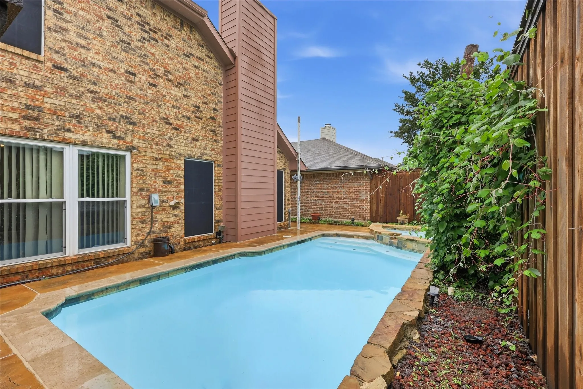 Single Family Residence For Sale in Dallas County , 5101 Hearthcrest Drive, Garland, Texas 75044, 3 Bedroom, 3 Bathroom, 2 Garage spaces, 1,573 Sqft, built in 1987, mls#21276435, Real Estate Agent in Garland, Homes For Sale in Dallas county, Homes For Sale in Garland, Realtor in Garland Texas, Real Estate Brokerage Independent Realty Texas, Luminita Cordes Realtor