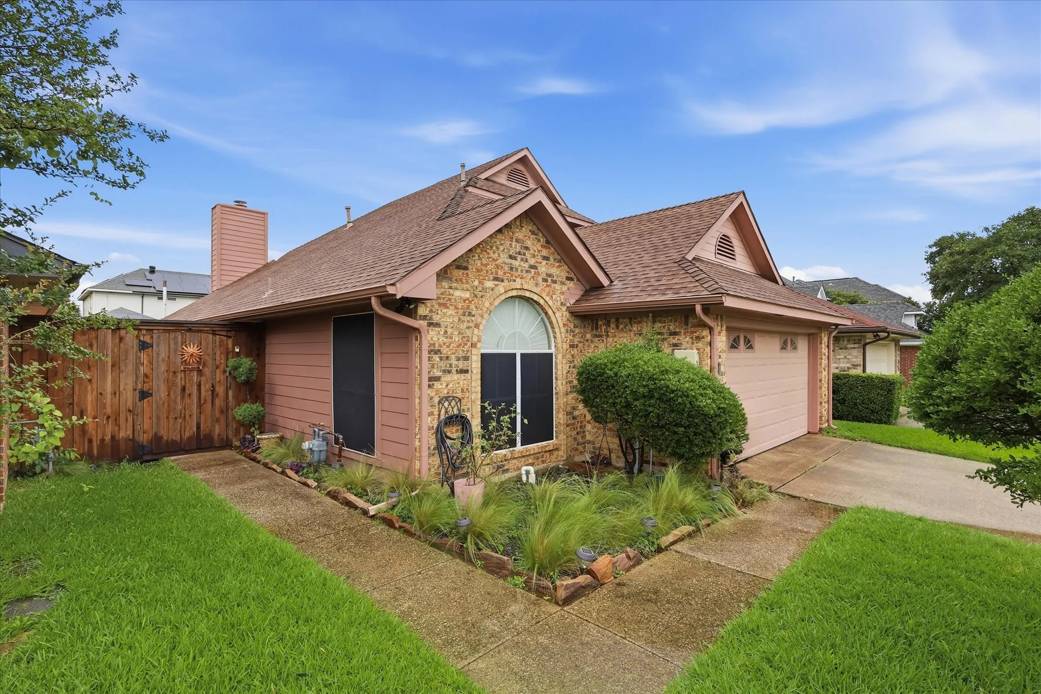 Single Family Residence For Sale in Dallas County , 5101 Hearthcrest Drive, Garland, Texas 75044, 3 Bedroom, 3 Bathroom, 2 Garage spaces, 1,573 Sqft, built in 1987, mls#21276435, Real Estate Agent in Garland, Homes For Sale in Dallas county, Homes For Sale in Garland, Realtor in Garland Texas, Real Estate Brokerage Independent Realty Texas, Luminita Cordes Realtor