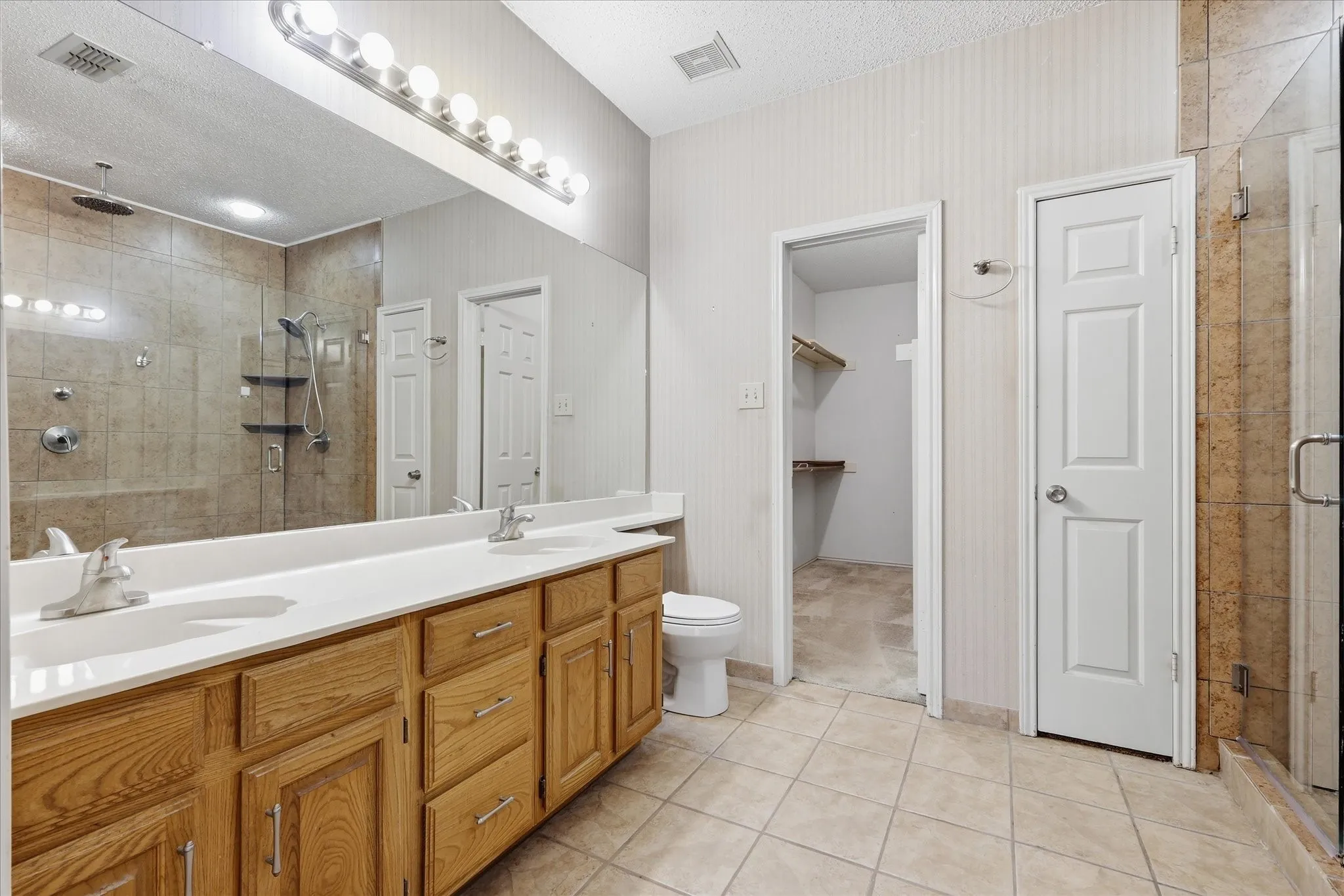 Single Family Residence For Sale in Dallas County , 5101 Hearthcrest Drive, Garland, Texas 75044, 3 Bedroom, 3 Bathroom, 2 Garage spaces, 1,573 Sqft, built in 1987, mls#21276435, Real Estate Agent in Garland, Homes For Sale in Dallas county, Homes For Sale in Garland, Realtor in Garland Texas, Real Estate Brokerage Independent Realty Texas, Luminita Cordes Realtor