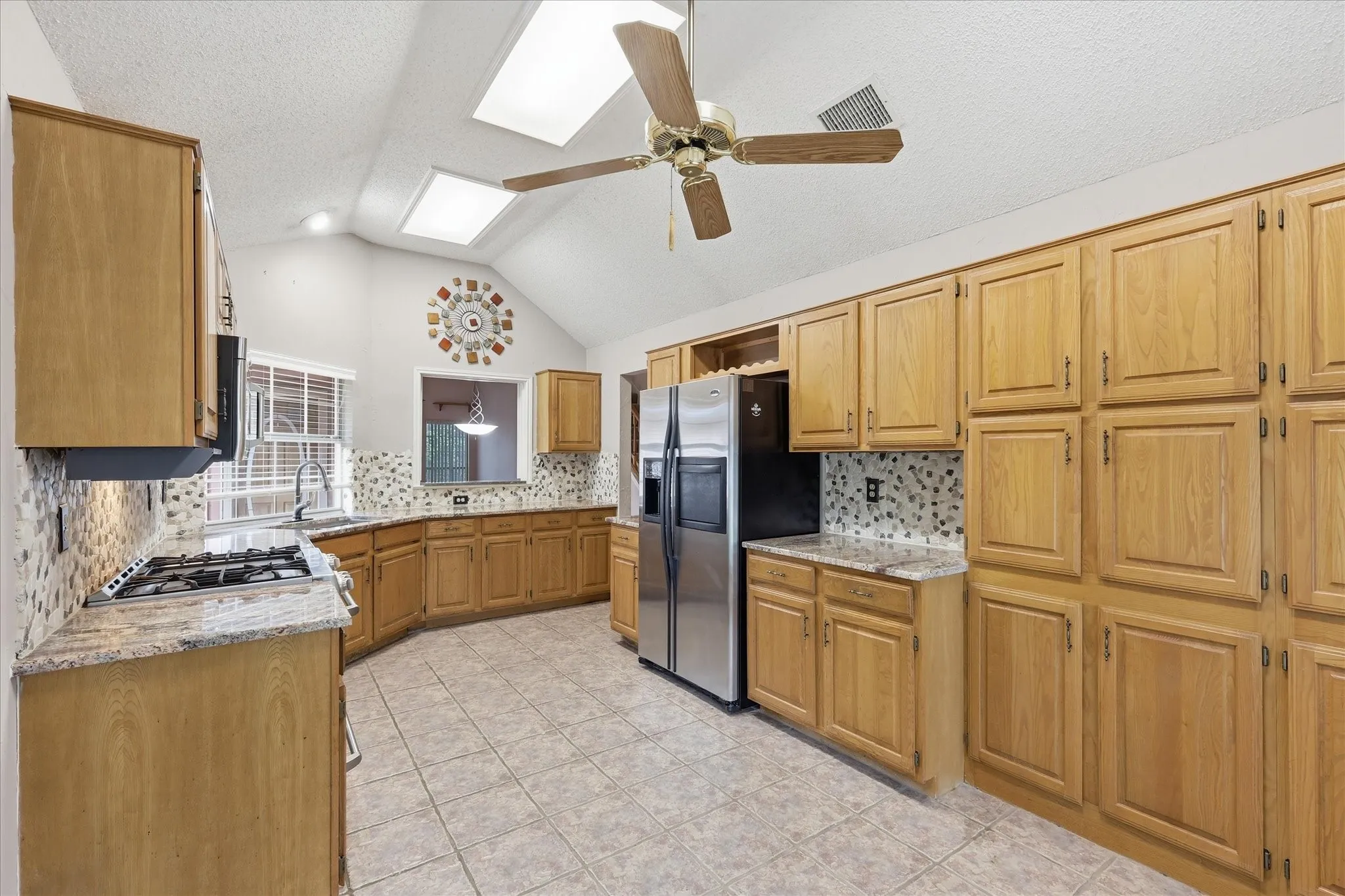 Single Family Residence For Sale in Dallas County , 5101 Hearthcrest Drive, Garland, Texas 75044, 3 Bedroom, 3 Bathroom, 2 Garage spaces, 1,573 Sqft, built in 1987, mls#21276435, Real Estate Agent in Garland, Homes For Sale in Dallas county, Homes For Sale in Garland, Realtor in Garland Texas, Real Estate Brokerage Independent Realty Texas, Luminita Cordes Realtor