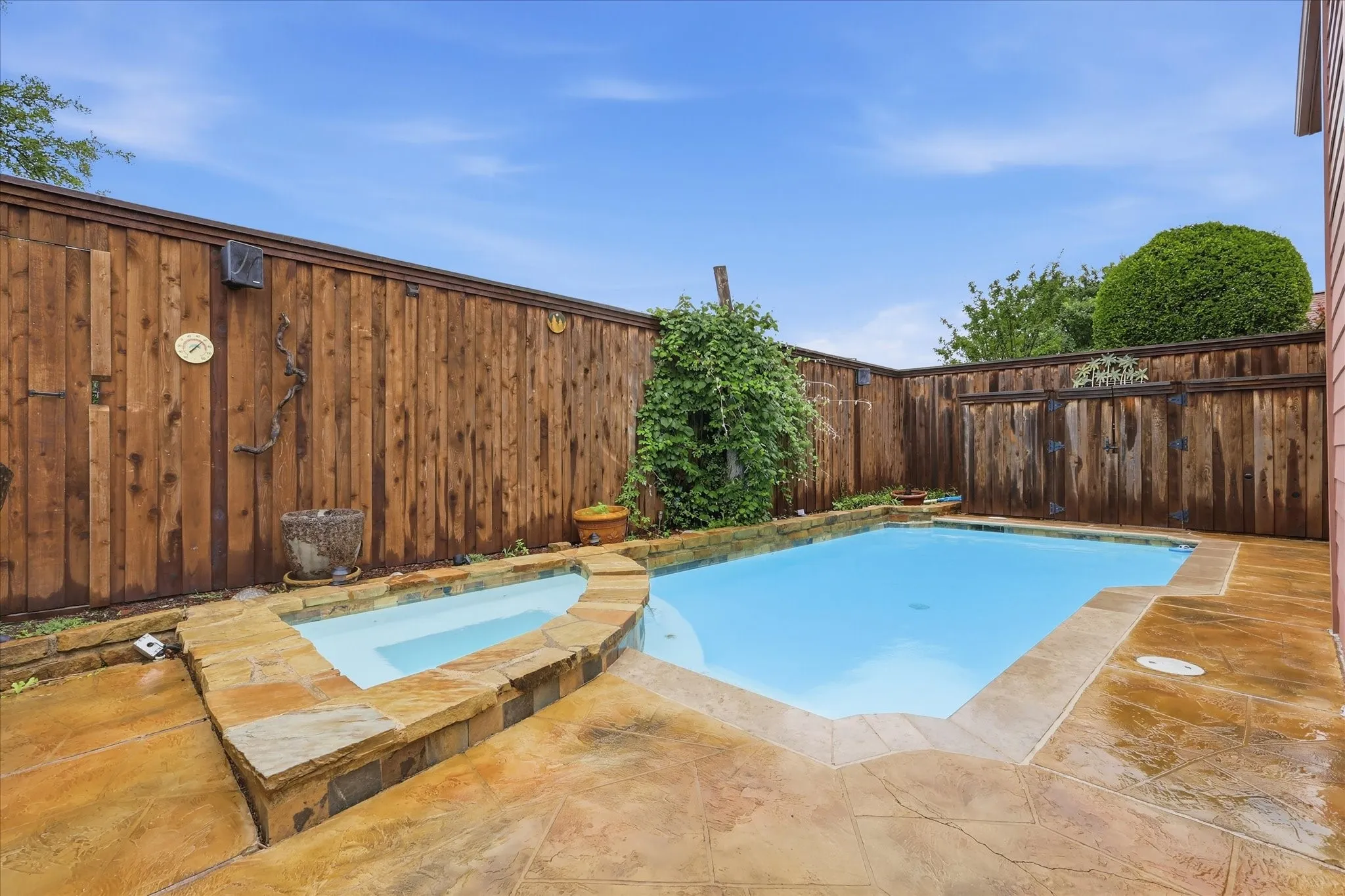 Single Family Residence For Sale in Dallas County , 5101 Hearthcrest Drive, Garland, Texas 75044, 3 Bedroom, 3 Bathroom, 2 Garage spaces, 1,573 Sqft, built in 1987, mls#21276435, Real Estate Agent in Garland, Homes For Sale in Dallas county, Homes For Sale in Garland, Realtor in Garland Texas, Real Estate Brokerage Independent Realty Texas, Luminita Cordes Realtor