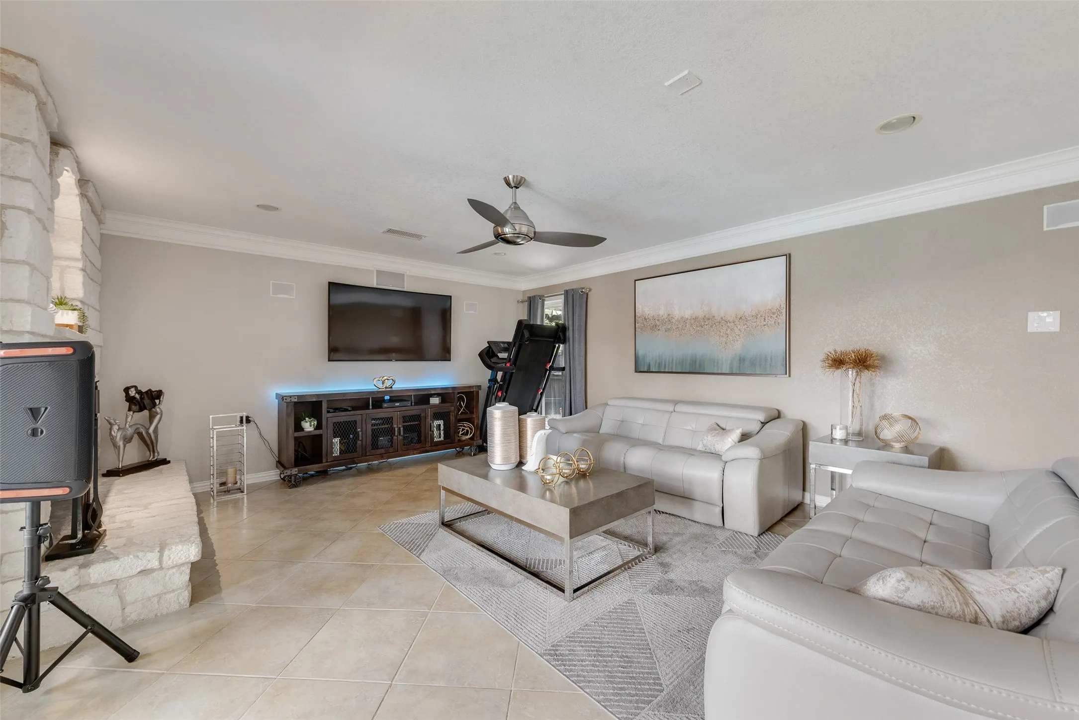 Single Family Residence For Sale in Denton County , 1911 White Rose Lane, Carrollton, Texas 75007, 4 Bedroom, 2 Bathroom, 2 Garage spaces, 2,200 Sqft, built in 1977, Price $549,000, mls#21281515, Real Estate Agent in Carrollton, Homes For Sale in Denton county, Homes For Sale in Carrollton, Realtor in Carrollton Texas, Real Estate Brokerage Independent Realty Texas, Luminita Cordes Realtor