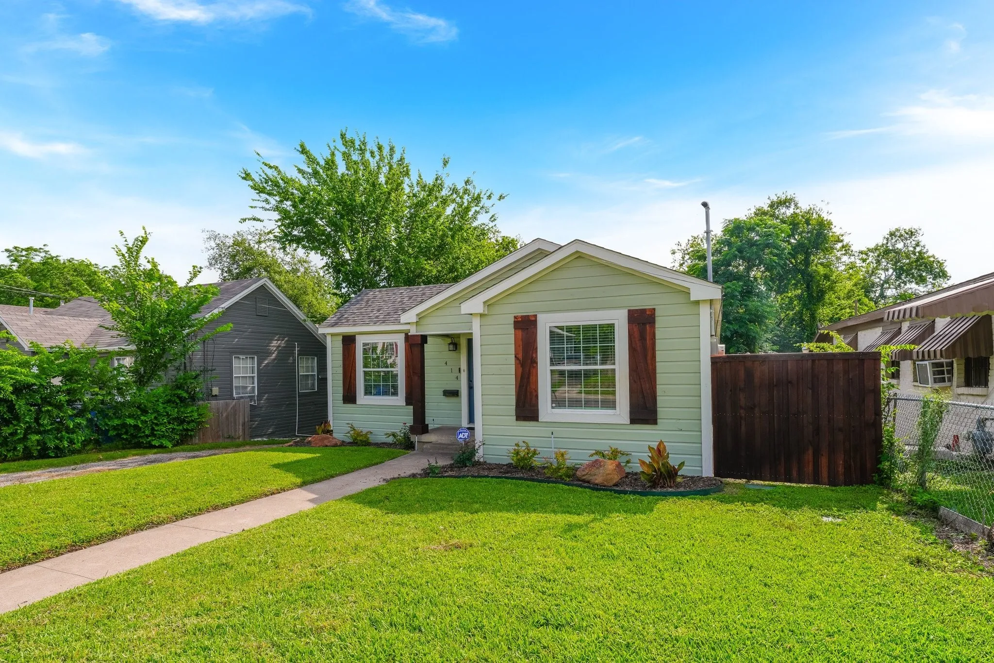 Single Family Residence For Sale in Dallas County , 414 Avenue I, Dallas, Texas 75203, 2 Bedroom, 1 Bathroom, Garage spaces, 1,113 Sqft, built in 1941, mls#21278360, Real Estate Agent in Dallas, Homes For Sale in Dallas county, Homes For Sale in Dallas, Realtor in Dallas Texas, Real Estate Brokerage Independent Realty Texas, Luminita Cordes Realtor