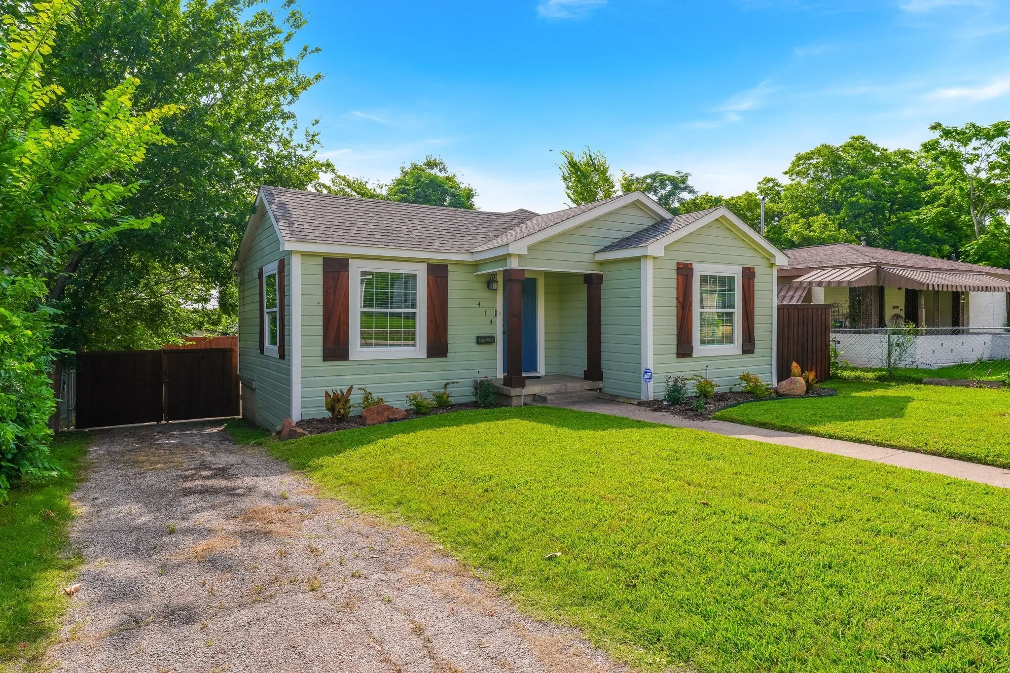 Single Family Residence For Sale in Dallas County , 414 Avenue I, Dallas, Texas 75203, 2 Bedroom, 1 Bathroom, Garage spaces, 1,113 Sqft, built in 1941, mls#21278360, Real Estate Agent in Dallas, Homes For Sale in Dallas county, Homes For Sale in Dallas, Realtor in Dallas Texas, Real Estate Brokerage Independent Realty Texas, Luminita Cordes Realtor