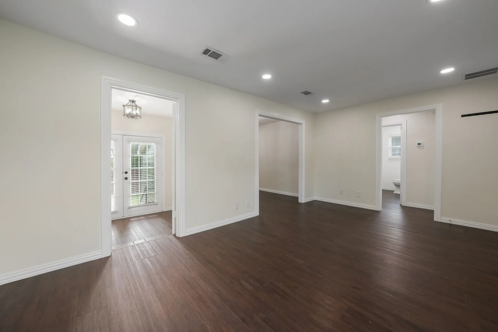 Single Family Residence For Sale in Dallas County , 414 Avenue I, Dallas, Texas 75203, 2 Bedroom, 1 Bathroom, Garage spaces, 1,113 Sqft, built in 1941, mls#21278360, Real Estate Agent in Dallas, Homes For Sale in Dallas county, Homes For Sale in Dallas, Realtor in Dallas Texas, Real Estate Brokerage Independent Realty Texas, Luminita Cordes Realtor