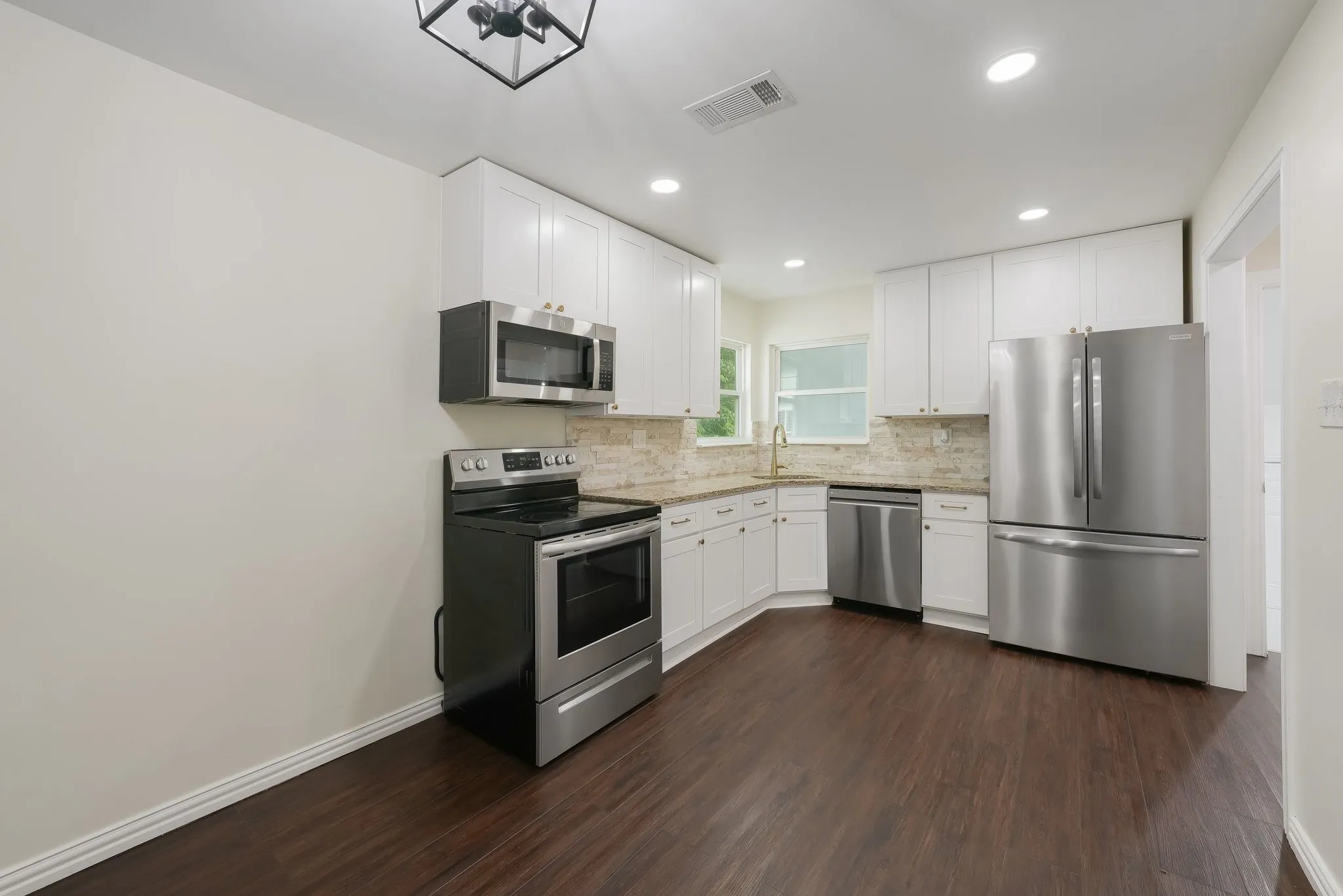 Single Family Residence For Sale in Dallas County , 414 Avenue I, Dallas, Texas 75203, 2 Bedroom, 1 Bathroom, Garage spaces, 1,113 Sqft, built in 1941, mls#21278360, Real Estate Agent in Dallas, Homes For Sale in Dallas county, Homes For Sale in Dallas, Realtor in Dallas Texas, Real Estate Brokerage Independent Realty Texas, Luminita Cordes Realtor