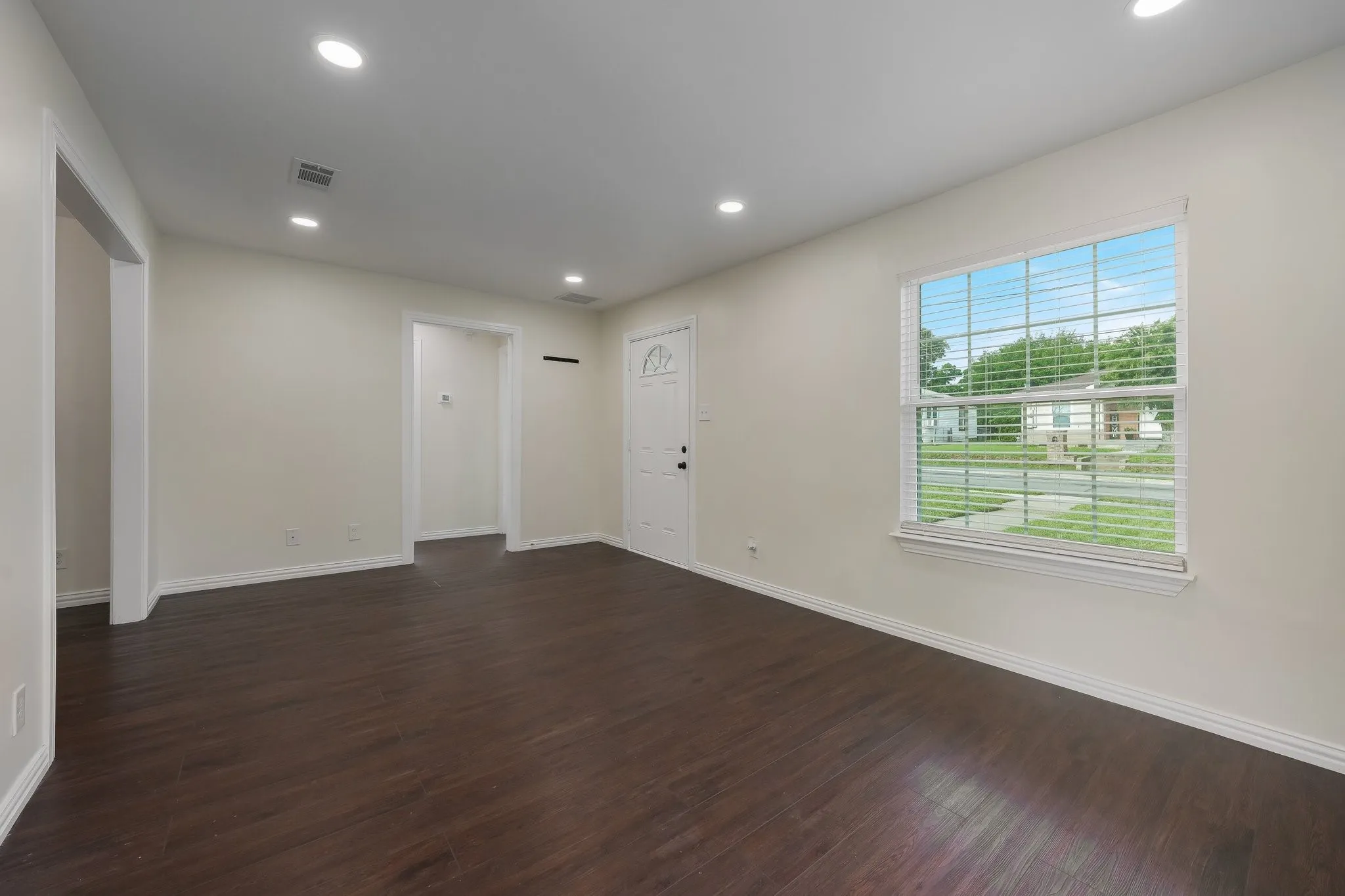 Single Family Residence For Sale in Dallas County , 414 Avenue I, Dallas, Texas 75203, 2 Bedroom, 1 Bathroom, Garage spaces, 1,113 Sqft, built in 1941, mls#21278360, Real Estate Agent in Dallas, Homes For Sale in Dallas county, Homes For Sale in Dallas, Realtor in Dallas Texas, Real Estate Brokerage Independent Realty Texas, Luminita Cordes Realtor