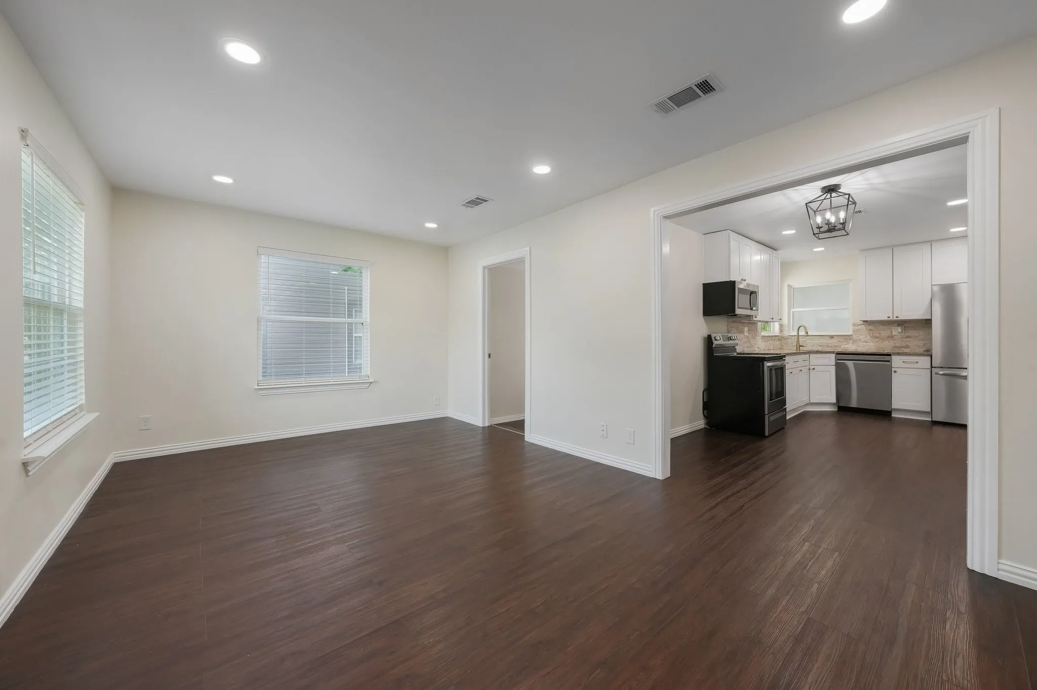 Single Family Residence For Sale in Dallas County , 414 Avenue I, Dallas, Texas 75203, 2 Bedroom, 1 Bathroom, Garage spaces, 1,113 Sqft, built in 1941, mls#21278360, Real Estate Agent in Dallas, Homes For Sale in Dallas county, Homes For Sale in Dallas, Realtor in Dallas Texas, Real Estate Brokerage Independent Realty Texas, Luminita Cordes Realtor