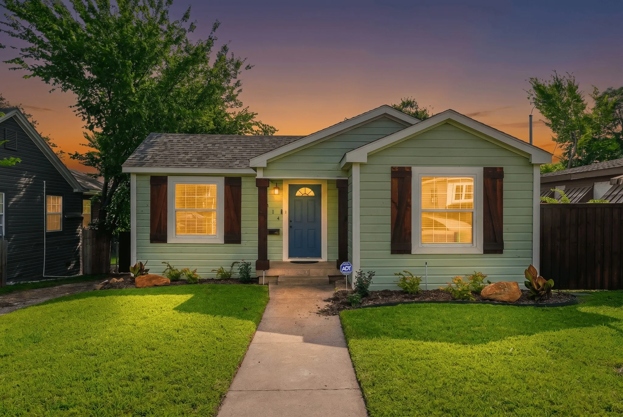 Single Family Residence For Sale in Dallas County , 414 Avenue I, Dallas, Texas 75203, 2 Bedroom, 1 Bathroom, Garage spaces, 1,113 Sqft, built in 1941, mls#21278360, Real Estate Agent in Dallas, Homes For Sale in Dallas county, Homes For Sale in Dallas, Realtor in Dallas Texas, Real Estate Brokerage Independent Realty Texas, Luminita Cordes Realtor