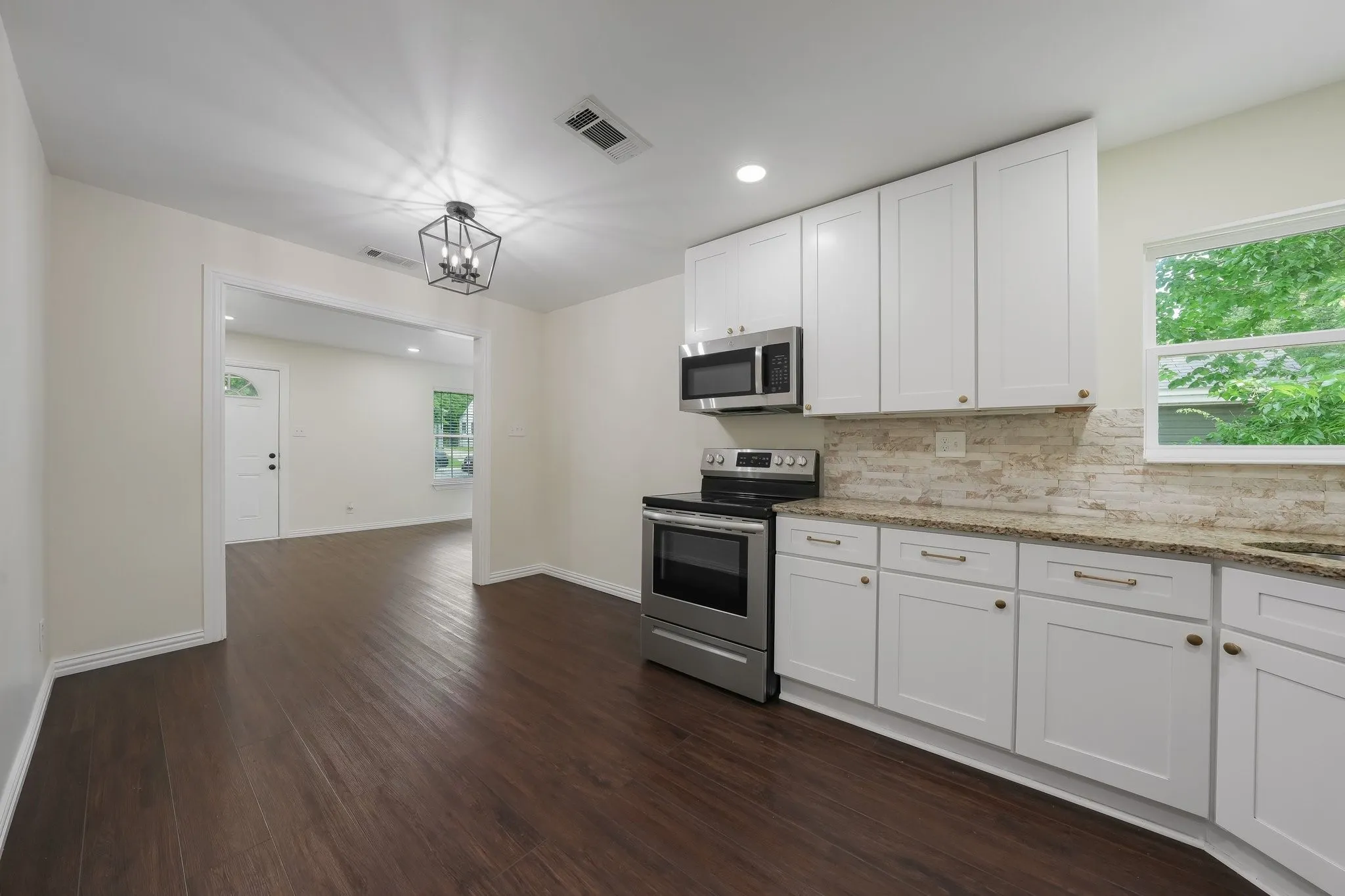 Single Family Residence For Sale in Dallas County , 414 Avenue I, Dallas, Texas 75203, 2 Bedroom, 1 Bathroom, Garage spaces, 1,113 Sqft, built in 1941, mls#21278360, Real Estate Agent in Dallas, Homes For Sale in Dallas county, Homes For Sale in Dallas, Realtor in Dallas Texas, Real Estate Brokerage Independent Realty Texas, Luminita Cordes Realtor