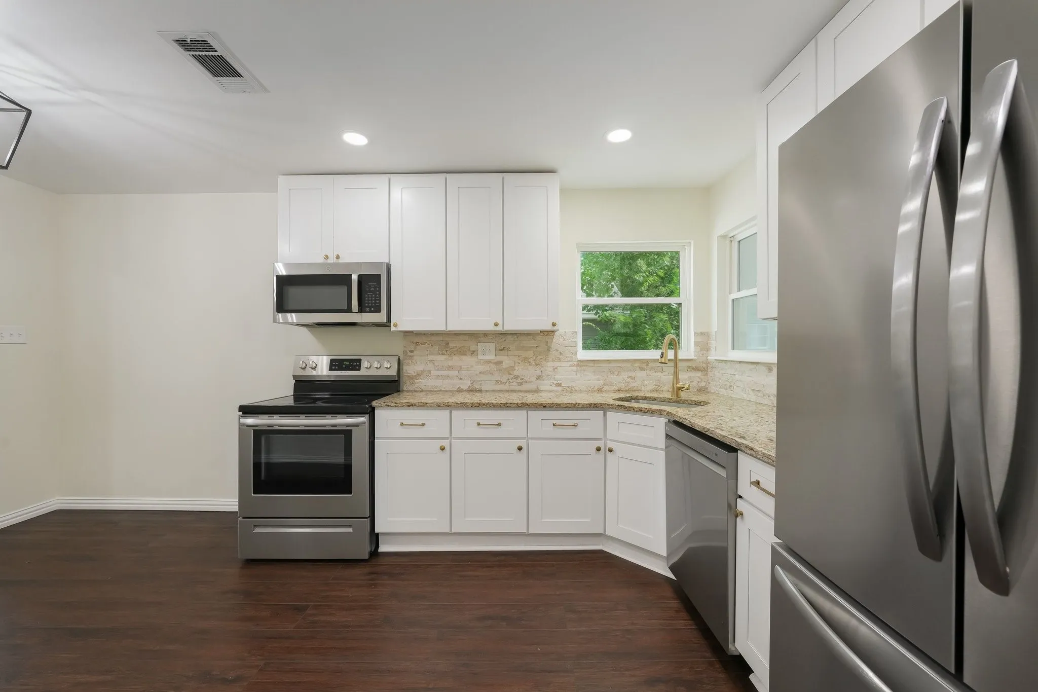 Single Family Residence For Sale in Dallas County , 414 Avenue I, Dallas, Texas 75203, 2 Bedroom, 1 Bathroom, Garage spaces, 1,113 Sqft, built in 1941, mls#21278360, Real Estate Agent in Dallas, Homes For Sale in Dallas county, Homes For Sale in Dallas, Realtor in Dallas Texas, Real Estate Brokerage Independent Realty Texas, Luminita Cordes Realtor