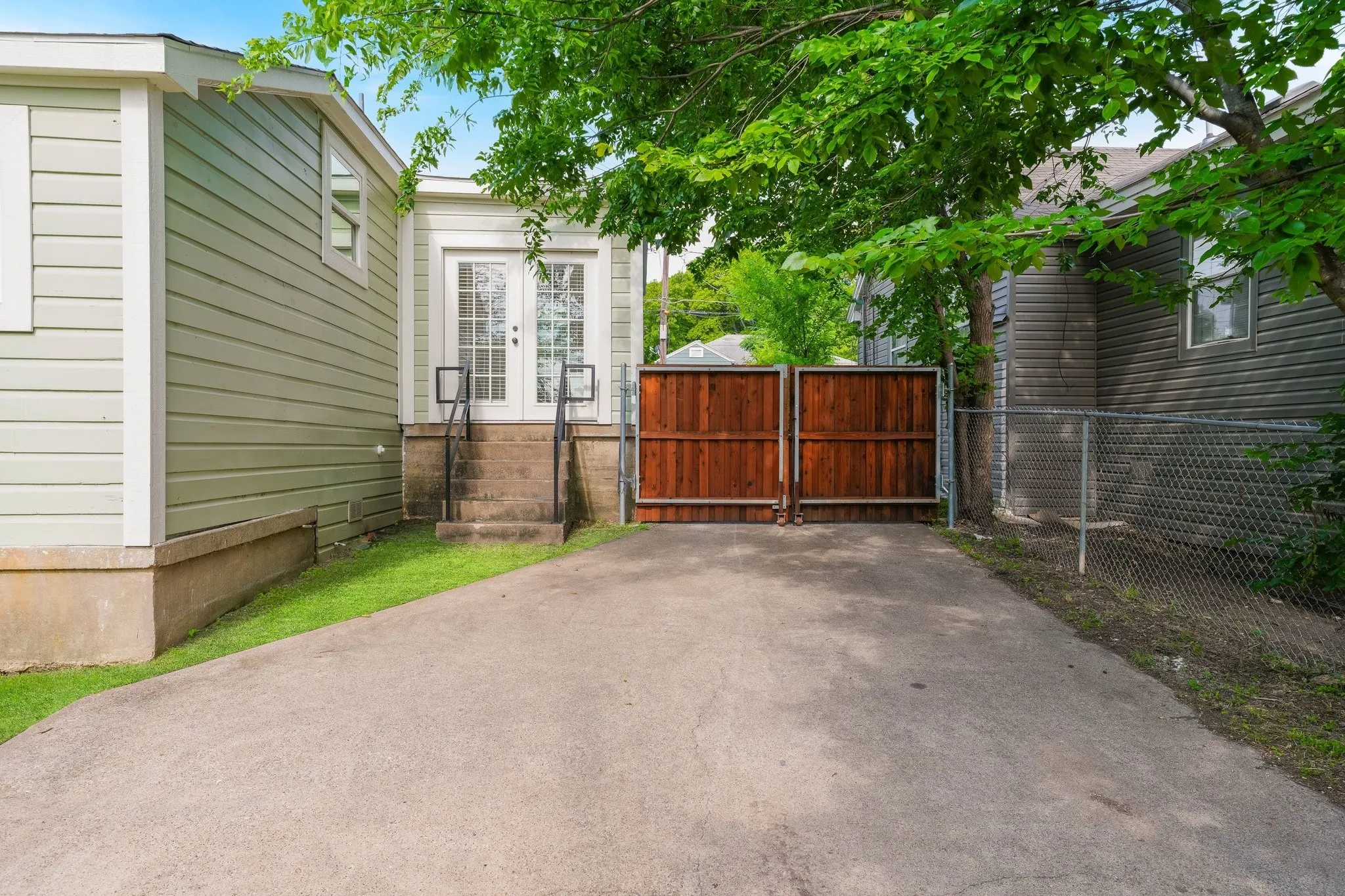 Single Family Residence For Sale in Dallas County , 414 Avenue I, Dallas, Texas 75203, 2 Bedroom, 1 Bathroom, Garage spaces, 1,113 Sqft, built in 1941, mls#21278360, Real Estate Agent in Dallas, Homes For Sale in Dallas county, Homes For Sale in Dallas, Realtor in Dallas Texas, Real Estate Brokerage Independent Realty Texas, Luminita Cordes Realtor