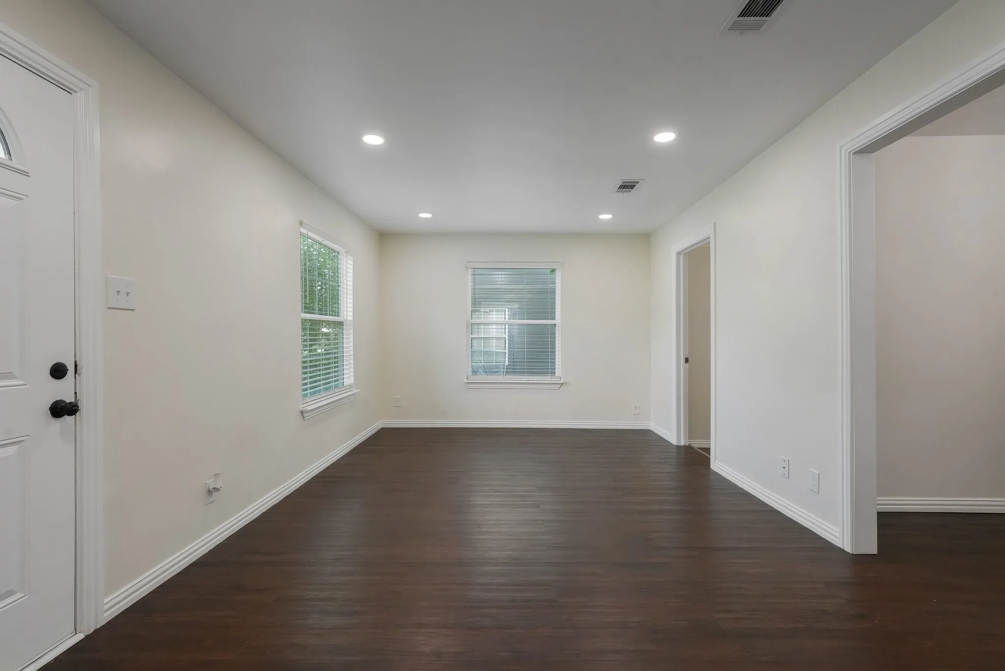 Single Family Residence For Sale in Dallas County , 414 Avenue I, Dallas, Texas 75203, 2 Bedroom, 1 Bathroom, Garage spaces, 1,113 Sqft, built in 1941, mls#21278360, Real Estate Agent in Dallas, Homes For Sale in Dallas county, Homes For Sale in Dallas, Realtor in Dallas Texas, Real Estate Brokerage Independent Realty Texas, Luminita Cordes Realtor