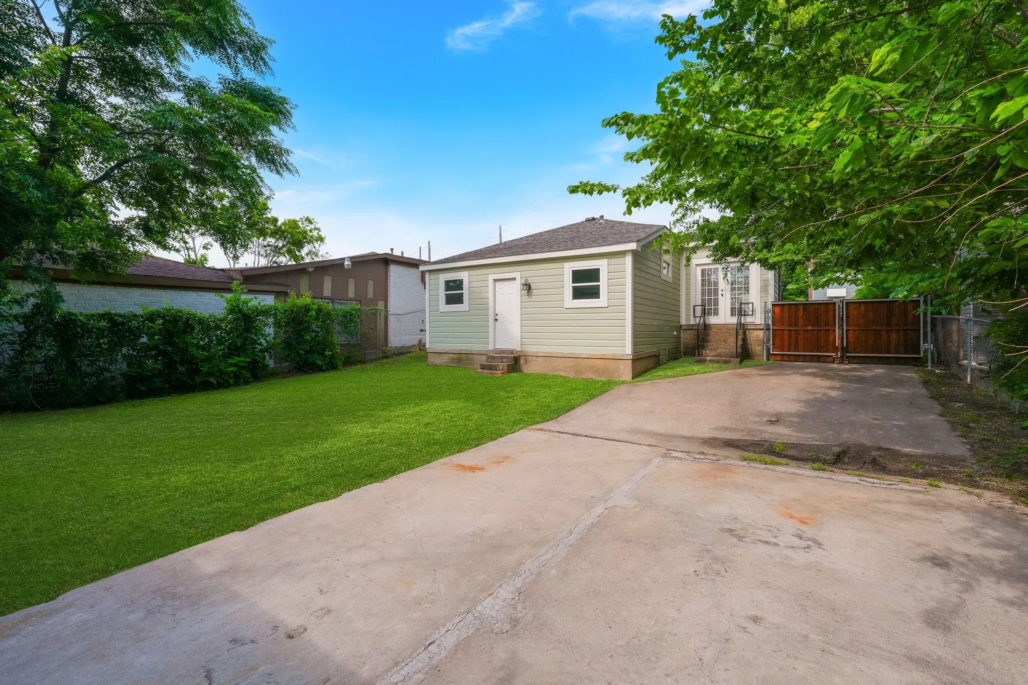 Single Family Residence For Sale in Dallas County , 414 Avenue I, Dallas, Texas 75203, 2 Bedroom, 1 Bathroom, Garage spaces, 1,113 Sqft, built in 1941, mls#21278360, Real Estate Agent in Dallas, Homes For Sale in Dallas county, Homes For Sale in Dallas, Realtor in Dallas Texas, Real Estate Brokerage Independent Realty Texas, Luminita Cordes Realtor