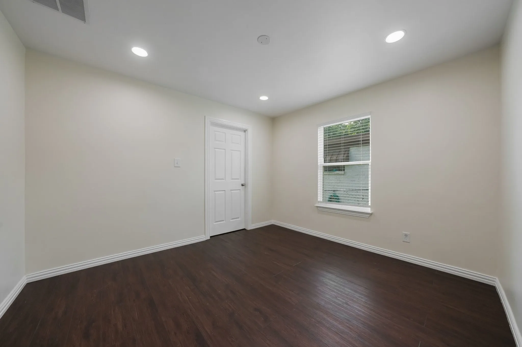 Single Family Residence For Sale in Dallas County , 414 Avenue I, Dallas, Texas 75203, 2 Bedroom, 1 Bathroom, Garage spaces, 1,113 Sqft, built in 1941, mls#21278360, Real Estate Agent in Dallas, Homes For Sale in Dallas county, Homes For Sale in Dallas, Realtor in Dallas Texas, Real Estate Brokerage Independent Realty Texas, Luminita Cordes Realtor