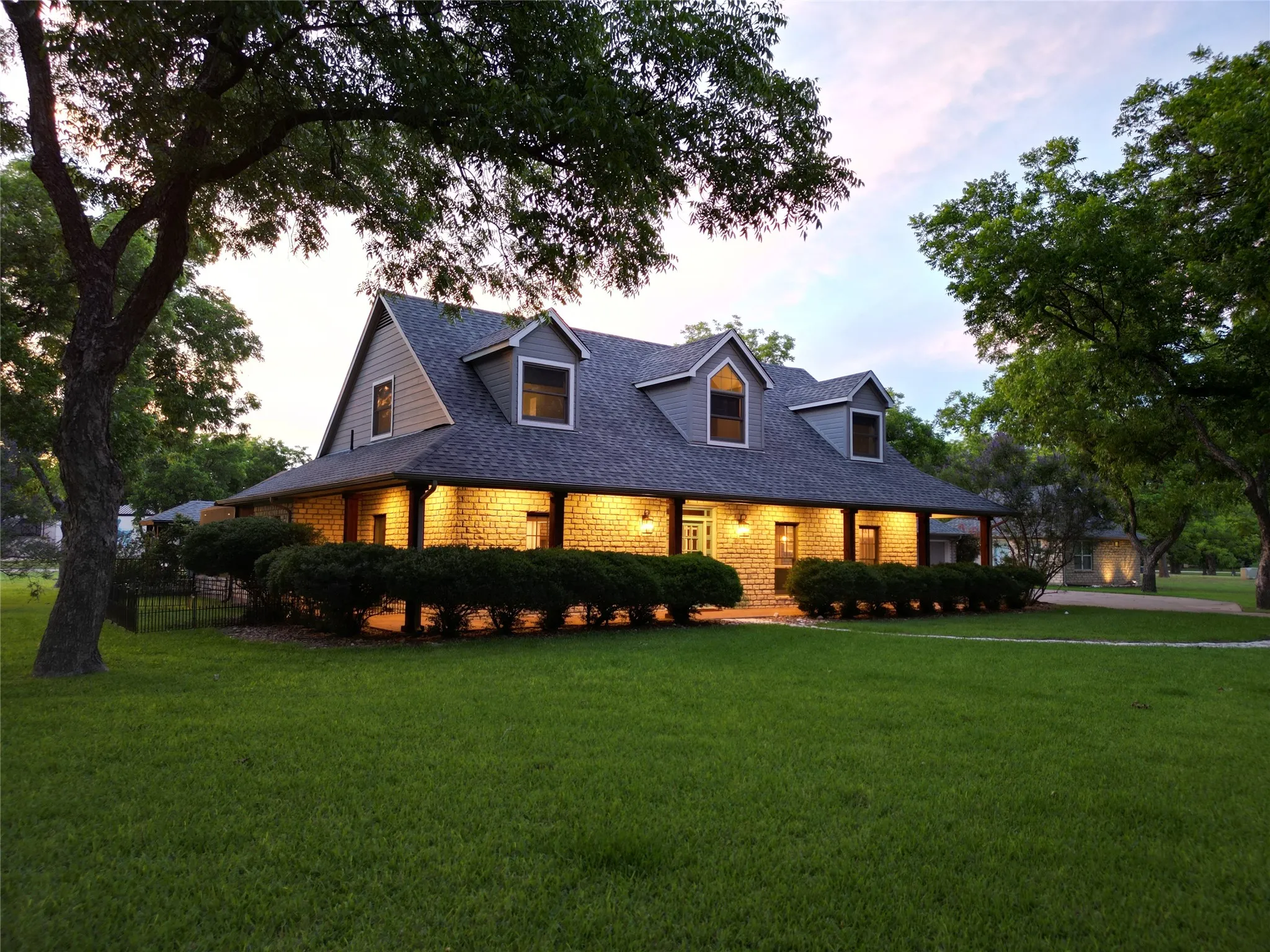 Single Family Residence For Sale in Hood County , 6405 Secretariat Court, Granbury, Texas 76049, 3 Bedroom, 3 Bathroom, 3 Garage spaces, 2,753 Sqft, built in 1996, mls#21283477, Real Estate Agent in Granbury, Homes For Sale in Hood county, Homes For Sale in Granbury, Realtor in Granbury Texas, Real Estate Brokerage Independent Realty Texas, Luminita Cordes Realtor