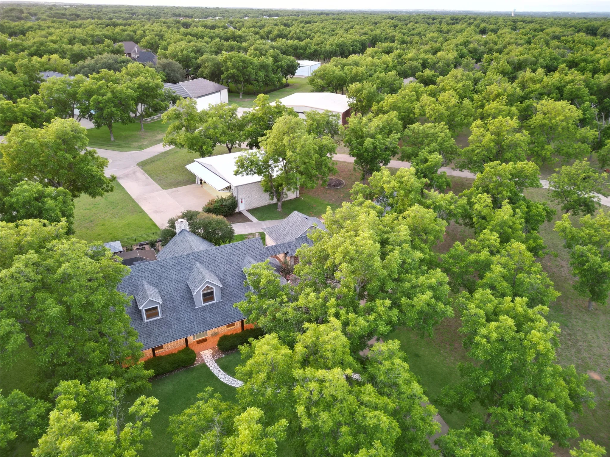 Single Family Residence For Sale in Hood County , 6405 Secretariat Court, Granbury, Texas 76049, 3 Bedroom, 3 Bathroom, 3 Garage spaces, 2,753 Sqft, built in 1996, mls#21283477, Real Estate Agent in Granbury, Homes For Sale in Hood county, Homes For Sale in Granbury, Realtor in Granbury Texas, Real Estate Brokerage Independent Realty Texas, Luminita Cordes Realtor