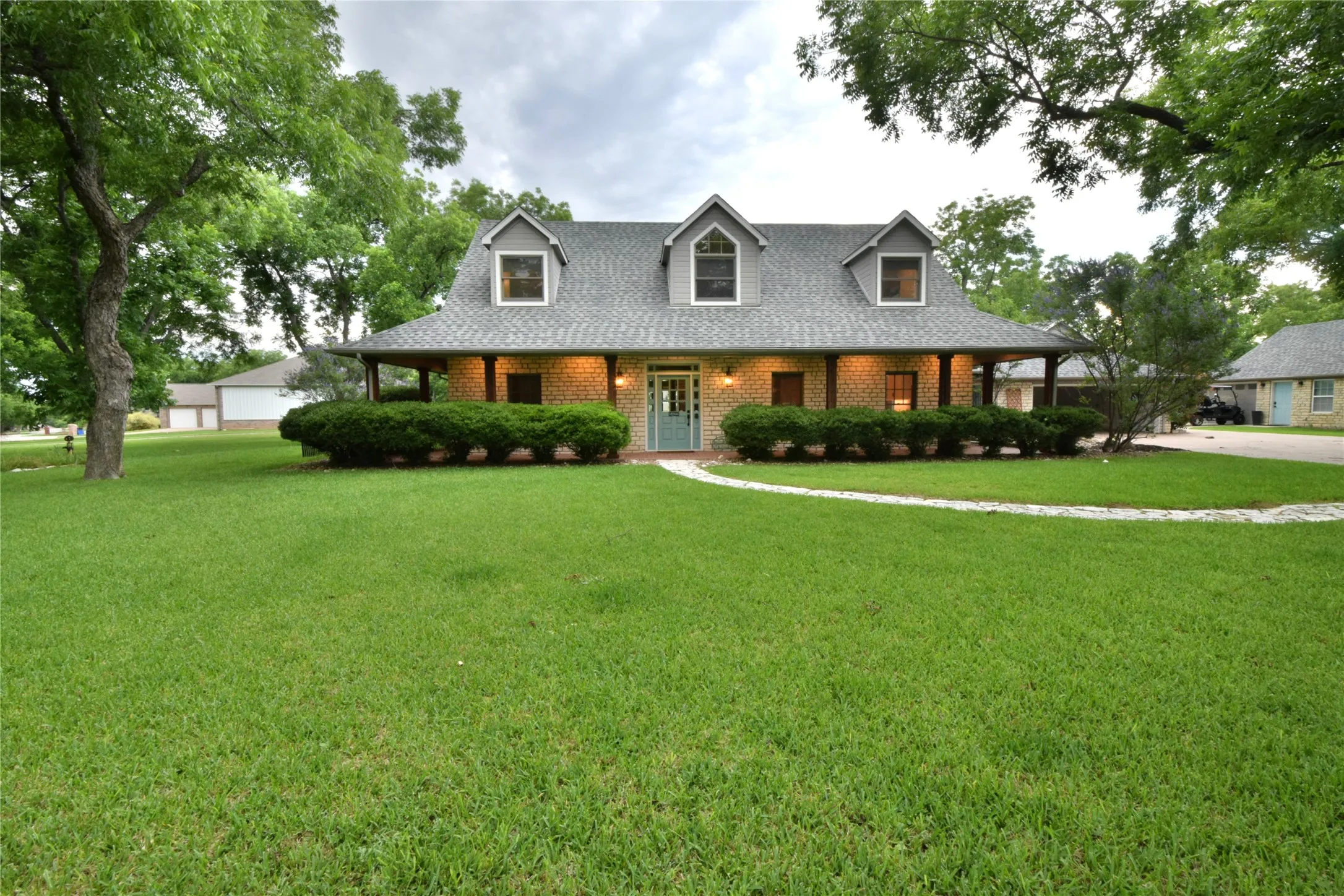 Single Family Residence For Sale in Hood County , 6405 Secretariat Court, Granbury, Texas 76049, 3 Bedroom, 3 Bathroom, 3 Garage spaces, 2,753 Sqft, built in 1996, mls#21283477, Real Estate Agent in Granbury, Homes For Sale in Hood county, Homes For Sale in Granbury, Realtor in Granbury Texas, Real Estate Brokerage Independent Realty Texas, Luminita Cordes Realtor