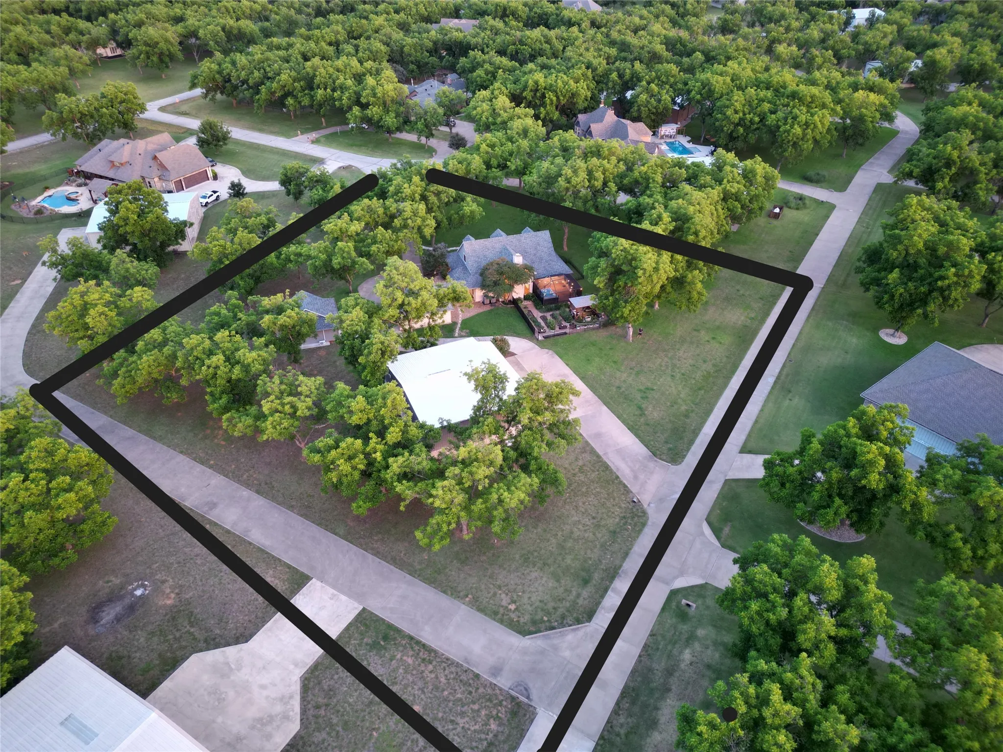 Single Family Residence For Sale in Hood County , 6405 Secretariat Court, Granbury, Texas 76049, 3 Bedroom, 3 Bathroom, 3 Garage spaces, 2,753 Sqft, built in 1996, mls#21283477, Real Estate Agent in Granbury, Homes For Sale in Hood county, Homes For Sale in Granbury, Realtor in Granbury Texas, Real Estate Brokerage Independent Realty Texas, Luminita Cordes Realtor