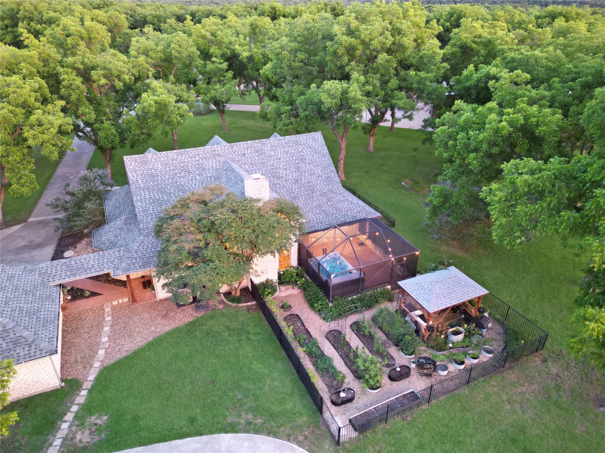 Single Family Residence For Sale in Hood County , 6405 Secretariat Court, Granbury, Texas 76049, 3 Bedroom, 3 Bathroom, 3 Garage spaces, 2,753 Sqft, built in 1996, mls#21283477, Real Estate Agent in Granbury, Homes For Sale in Hood county, Homes For Sale in Granbury, Realtor in Granbury Texas, Real Estate Brokerage Independent Realty Texas, Luminita Cordes Realtor