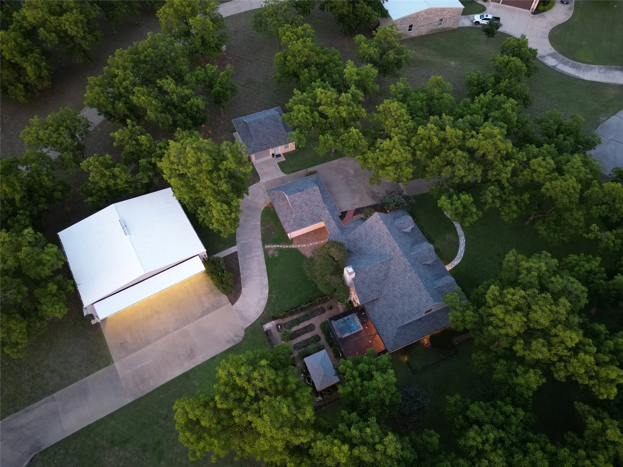 Single Family Residence For Sale in Hood County , 6405 Secretariat Court, Granbury, Texas 76049, 3 Bedroom, 3 Bathroom, 3 Garage spaces, 2,753 Sqft, built in 1996, mls#21283477, Real Estate Agent in Granbury, Homes For Sale in Hood county, Homes For Sale in Granbury, Realtor in Granbury Texas, Real Estate Brokerage Independent Realty Texas, Luminita Cordes Realtor