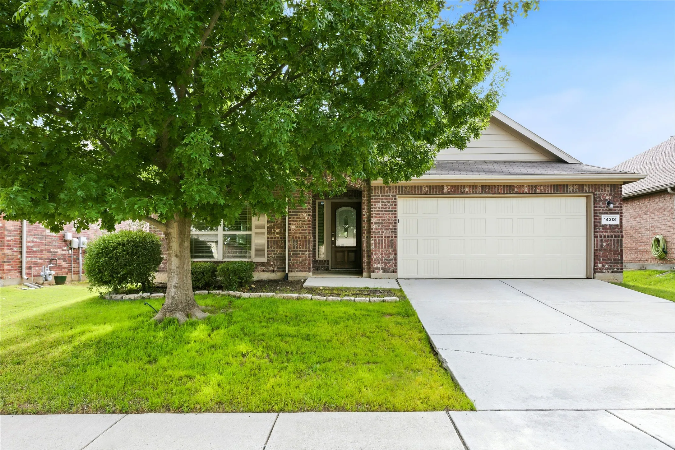 Single Family Residence For Sale in Tarrant County , 14313 Mariposa Lily Lane, Fort Worth, Texas 76052, 3 Bedroom, 2 Bathroom, 2 Garage spaces, 1,800 Sqft, built in 2012, mls#21281981, Real Estate Agent in Fort Worth, Homes For Sale in Tarrant county, Homes For Sale in Fort Worth, Realtor in Fort Worth Texas, Real Estate Brokerage Independent Realty Texas, Luminita Cordes Realtor