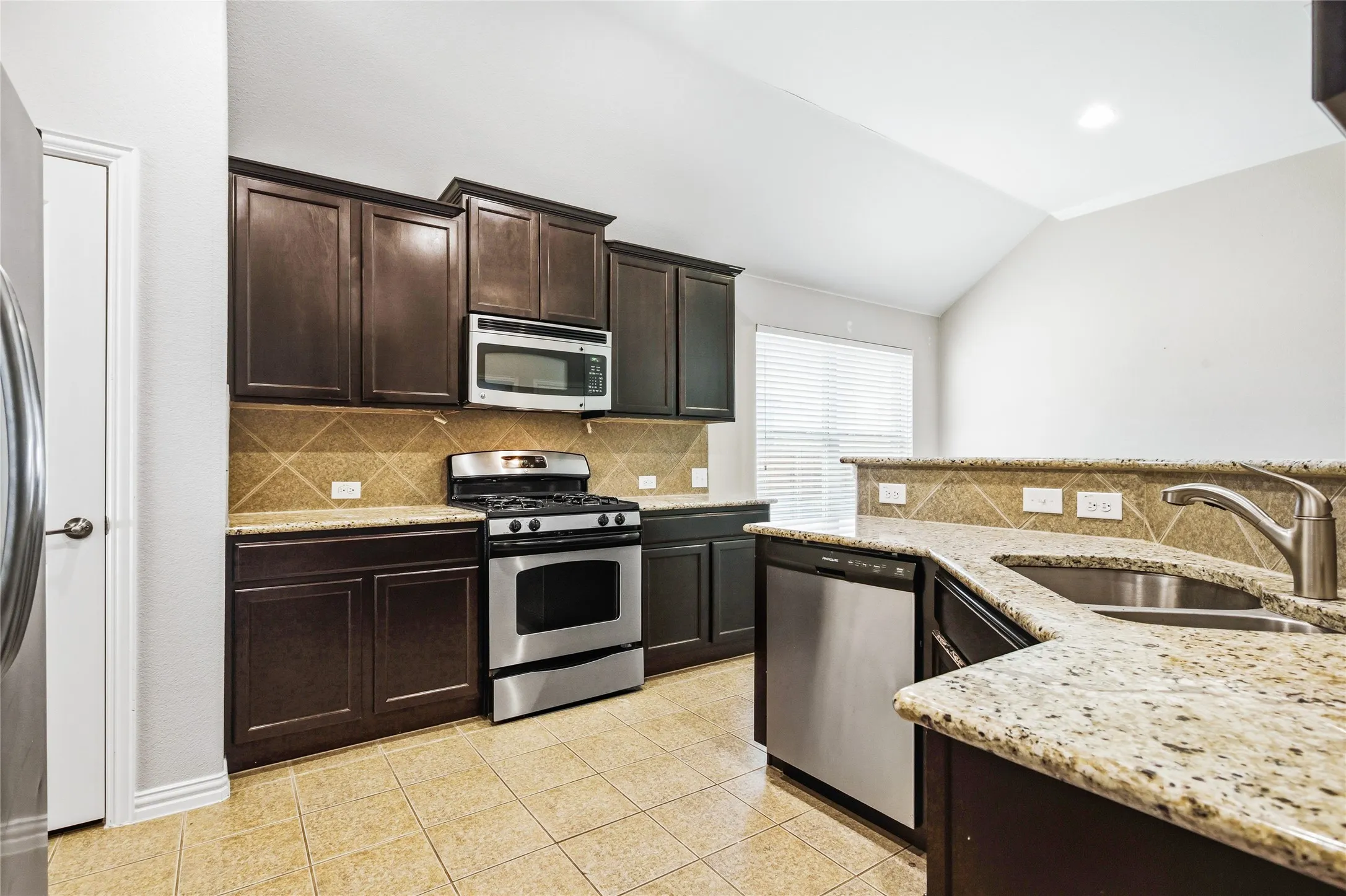 Single Family Residence For Sale in Tarrant County , 14313 Mariposa Lily Lane, Fort Worth, Texas 76052, 3 Bedroom, 2 Bathroom, 2 Garage spaces, 1,800 Sqft, built in 2012, mls#21281981, Real Estate Agent in Fort Worth, Homes For Sale in Tarrant county, Homes For Sale in Fort Worth, Realtor in Fort Worth Texas, Real Estate Brokerage Independent Realty Texas, Luminita Cordes Realtor