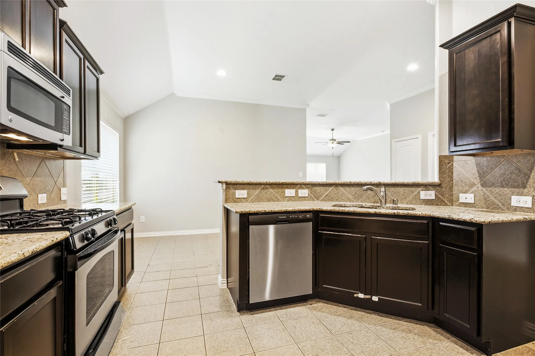 Single Family Residence For Sale in Tarrant County , 14313 Mariposa Lily Lane, Fort Worth, Texas 76052, 3 Bedroom, 2 Bathroom, 2 Garage spaces, 1,800 Sqft, built in 2012, mls#21281981, Real Estate Agent in Fort Worth, Homes For Sale in Tarrant county, Homes For Sale in Fort Worth, Realtor in Fort Worth Texas, Real Estate Brokerage Independent Realty Texas, Luminita Cordes Realtor