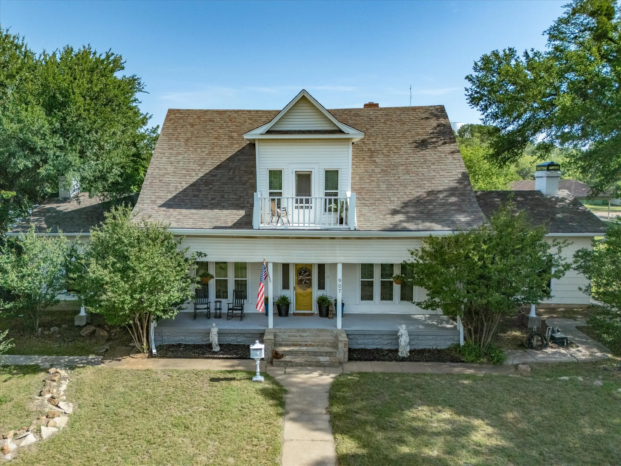 Single Family Residence For Sale in Young County , 907 4th St, Graham, Texas 76450, 3 Bedroom, 3 Bathroom, 5 Garage spaces, 2,936 Sqft, built in 1940, mls#21280737, Real Estate Agent in Graham, Homes For Sale in Young county, Homes For Sale in Graham, Realtor in Graham Texas, Real Estate Brokerage Independent Realty Texas, Luminita Cordes Realtor