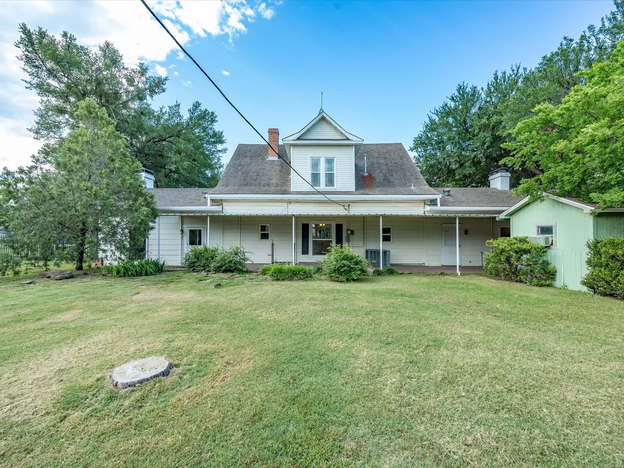 Single Family Residence For Sale in Young County , 907 4th St, Graham, Texas 76450, 3 Bedroom, 3 Bathroom, 5 Garage spaces, 2,936 Sqft, built in 1940, mls#21280737, Real Estate Agent in Graham, Homes For Sale in Young county, Homes For Sale in Graham, Realtor in Graham Texas, Real Estate Brokerage Independent Realty Texas, Luminita Cordes Realtor