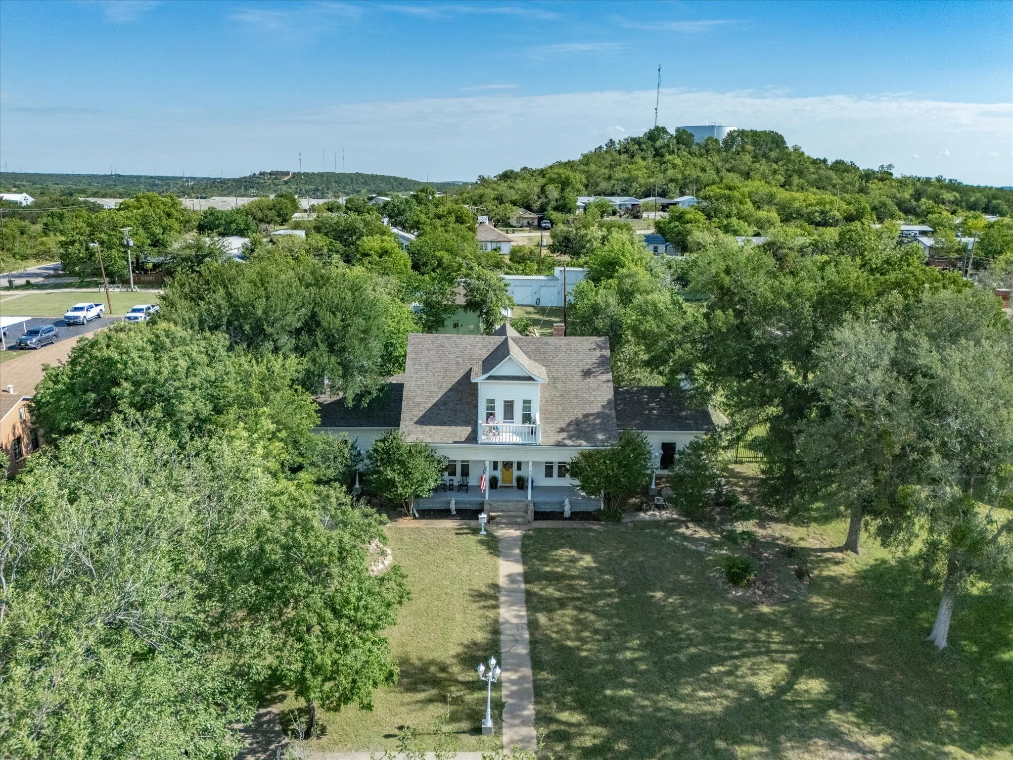 Single Family Residence For Sale in Young County , 907 4th St, Graham, Texas 76450, 3 Bedroom, 3 Bathroom, 5 Garage spaces, 2,936 Sqft, built in 1940, mls#21280737, Real Estate Agent in Graham, Homes For Sale in Young county, Homes For Sale in Graham, Realtor in Graham Texas, Real Estate Brokerage Independent Realty Texas, Luminita Cordes Realtor
