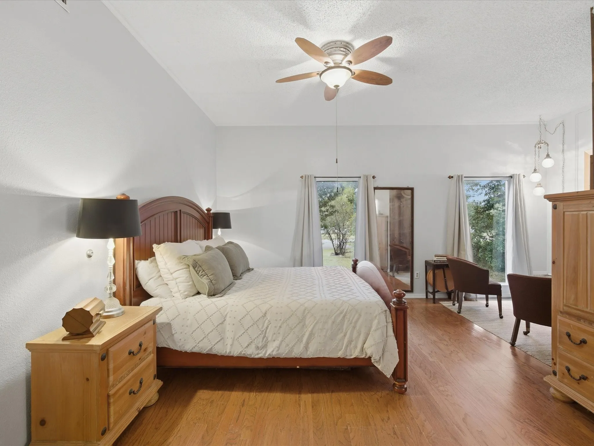 Single Family Residence For Sale in Young County , 907 4th St, Graham, Texas 76450, 3 Bedroom, 3 Bathroom, 5 Garage spaces, 2,936 Sqft, built in 1940, mls#21280737, Real Estate Agent in Graham, Homes For Sale in Young county, Homes For Sale in Graham, Realtor in Graham Texas, Real Estate Brokerage Independent Realty Texas, Luminita Cordes Realtor