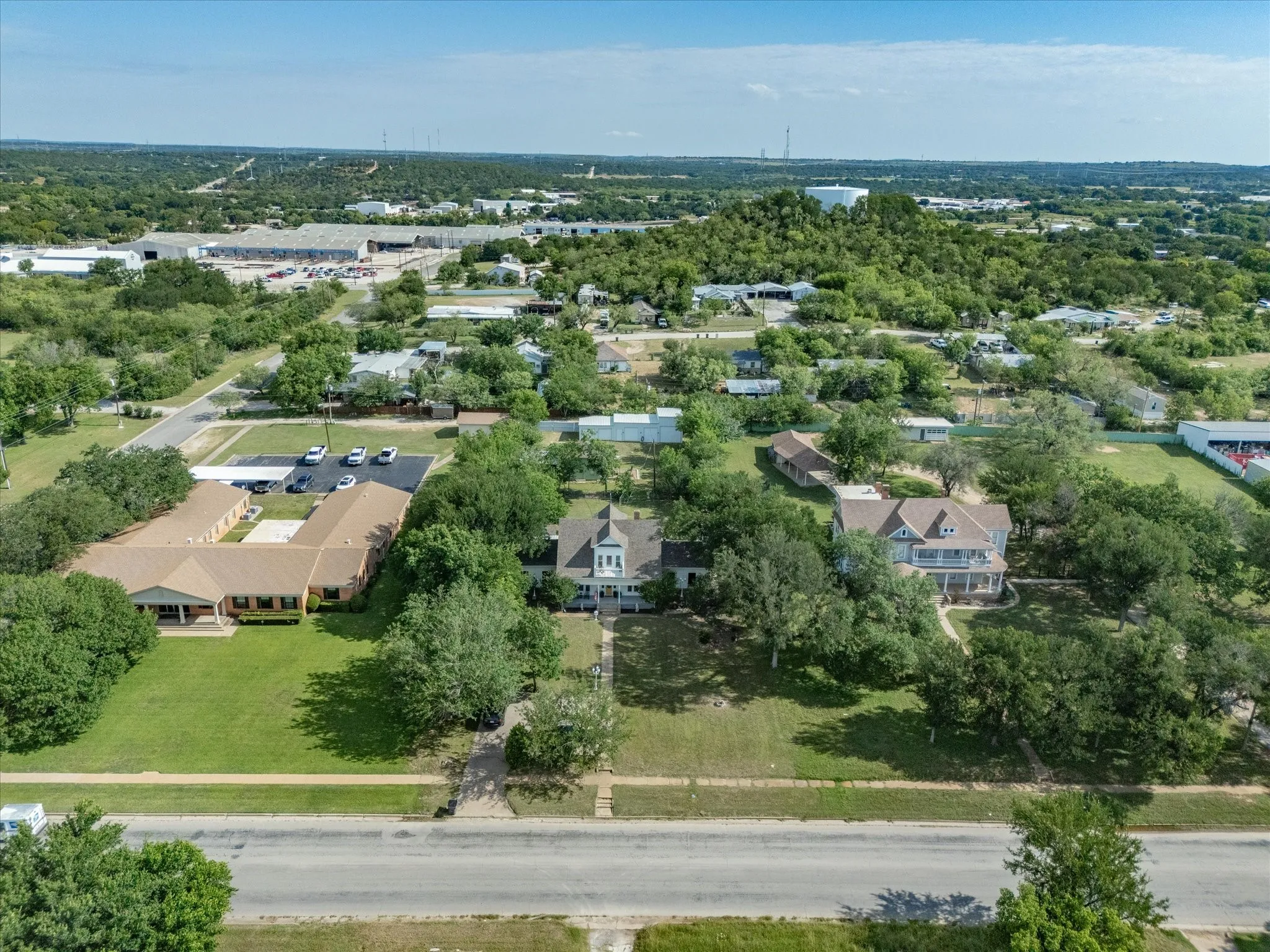 Single Family Residence For Sale in Young County , 907 4th St, Graham, Texas 76450, 3 Bedroom, 3 Bathroom, 5 Garage spaces, 2,936 Sqft, built in 1940, mls#21280737, Real Estate Agent in Graham, Homes For Sale in Young county, Homes For Sale in Graham, Realtor in Graham Texas, Real Estate Brokerage Independent Realty Texas, Luminita Cordes Realtor