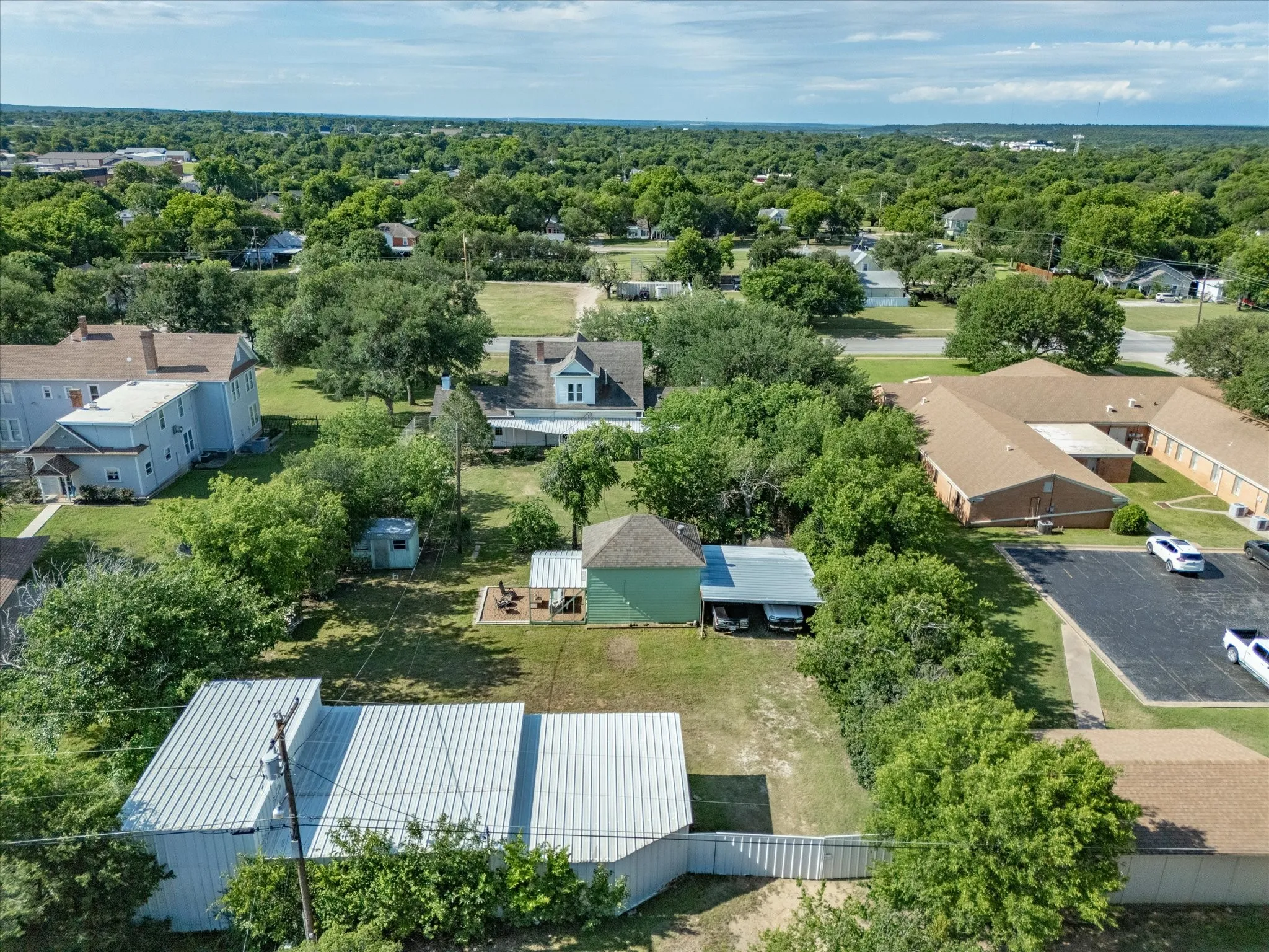 Single Family Residence For Sale in Young County , 907 4th St, Graham, Texas 76450, 3 Bedroom, 3 Bathroom, 5 Garage spaces, 2,936 Sqft, built in 1940, mls#21280737, Real Estate Agent in Graham, Homes For Sale in Young county, Homes For Sale in Graham, Realtor in Graham Texas, Real Estate Brokerage Independent Realty Texas, Luminita Cordes Realtor